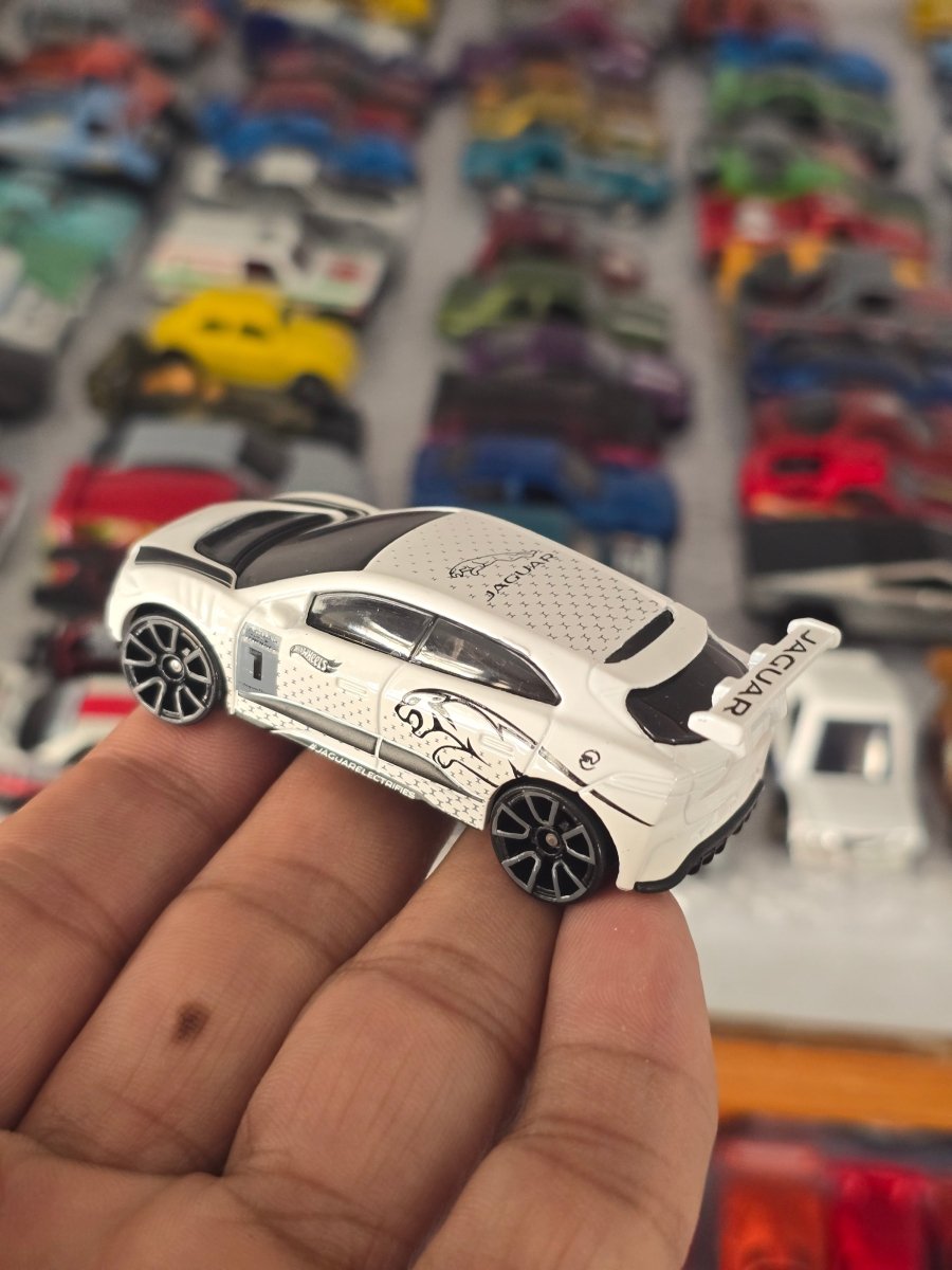 Hot Wheels Jaguar i - Pace eTrophy (Uncarded) - Kinder Logs