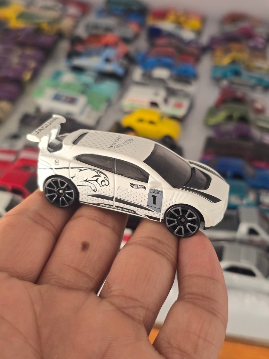 Hot Wheels Jaguar i - Pace eTrophy (Uncarded) - Kinder Logs
