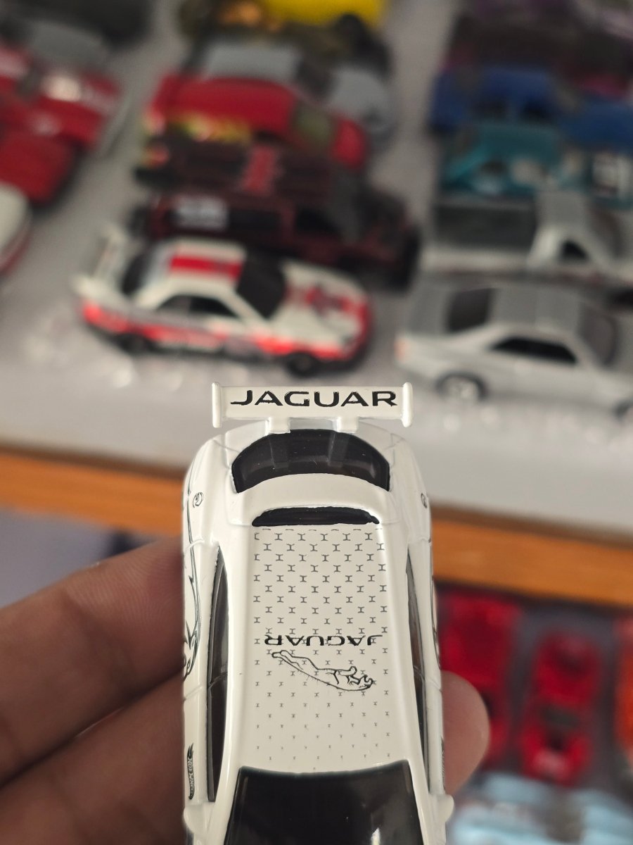 Hot Wheels Jaguar i - Pace eTrophy (Uncarded) - Kinder Logs