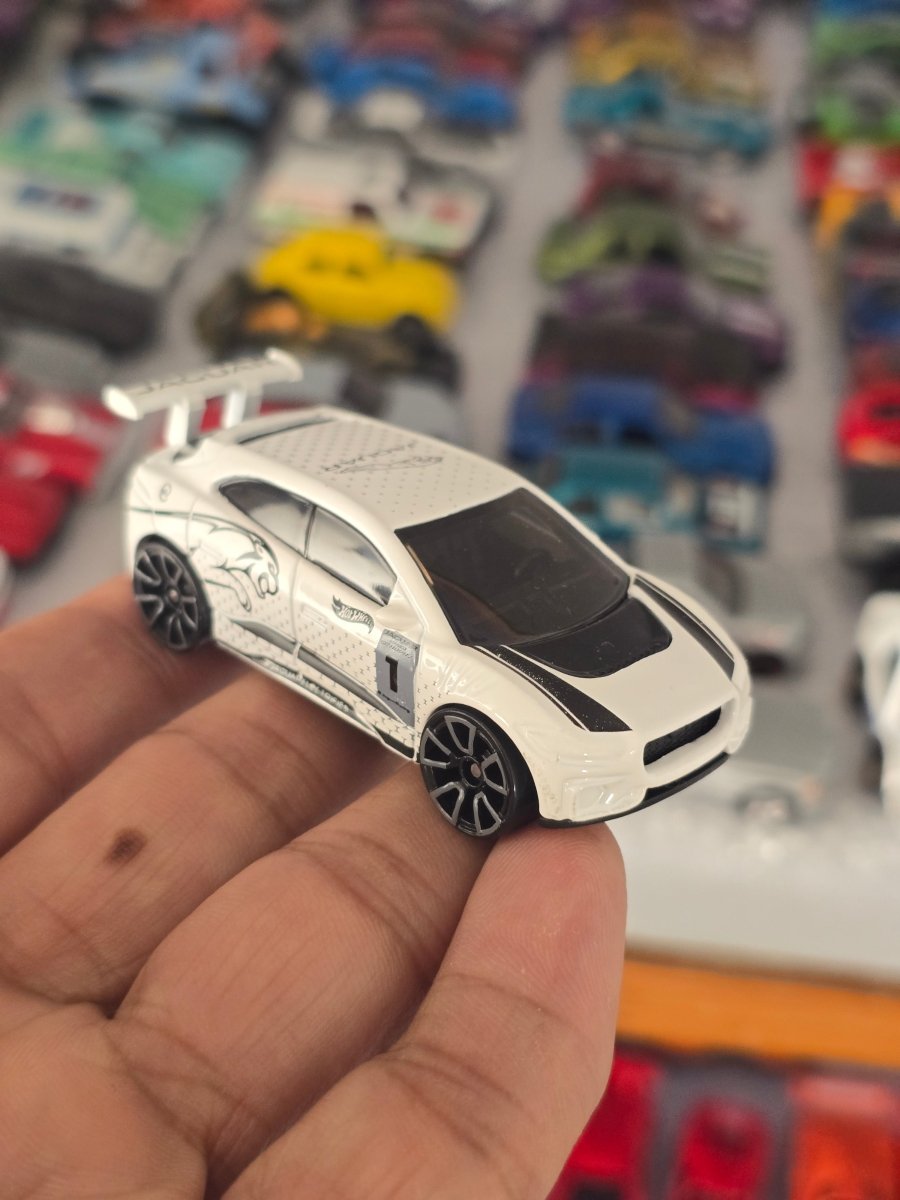 Hot Wheels Jaguar i - Pace eTrophy (Uncarded) - Kinder Logs