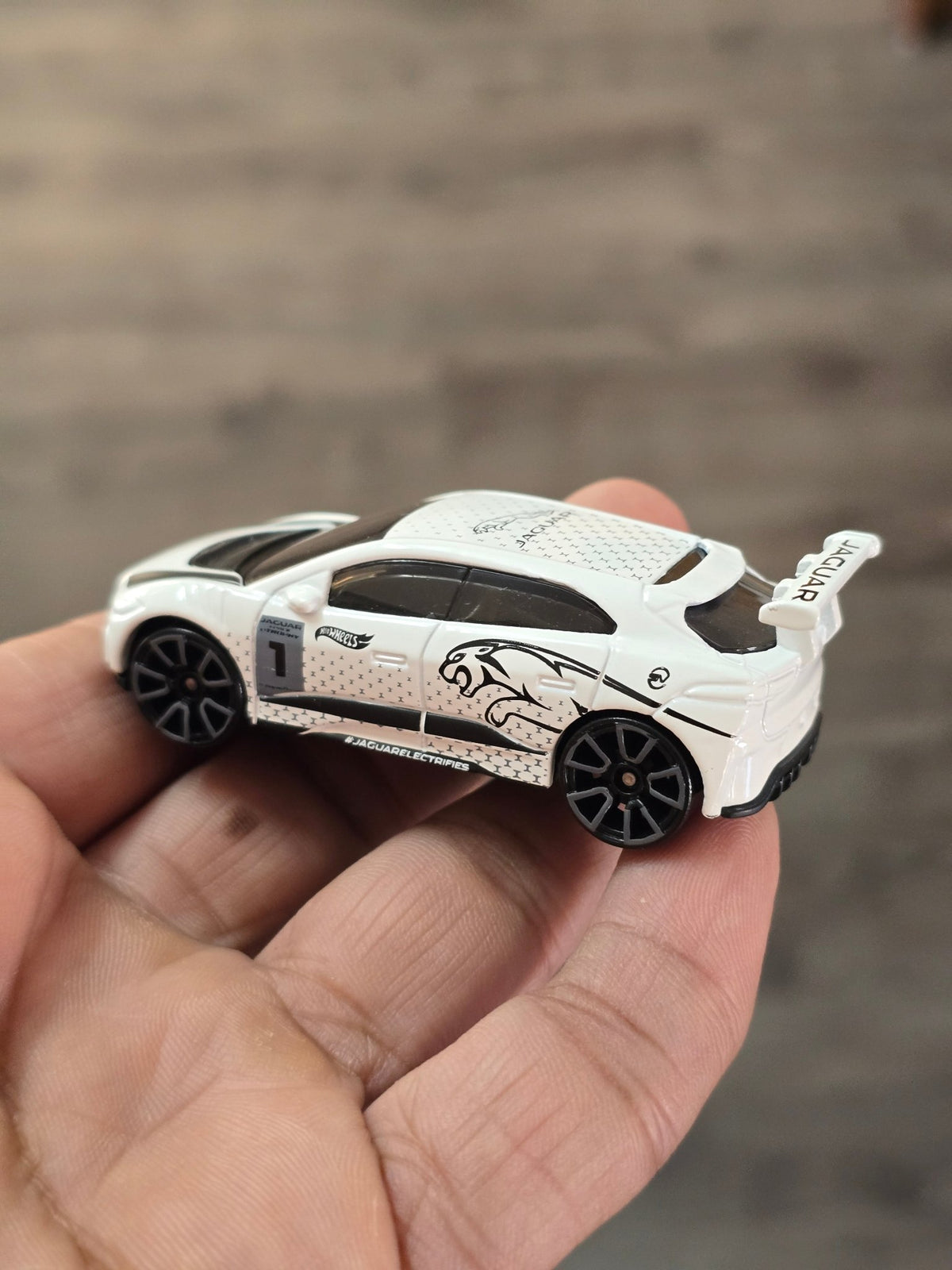 Hot Wheels Jaguar i - Pace eTrophy - White (Uncarded - New) - Kinder Logs