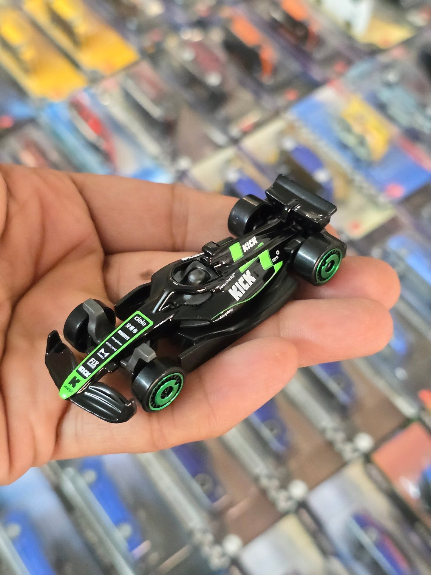 Hot Wheels Kick Sauber F1 Team Car (Uncarded) - Kinder Logs