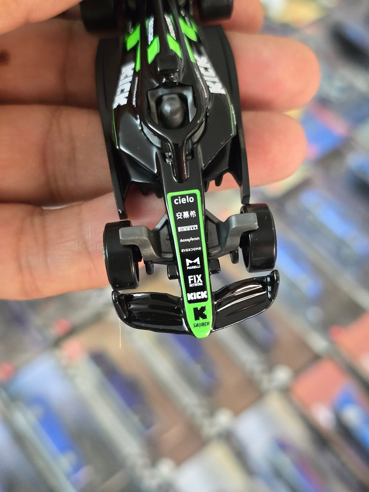 Hot Wheels Kick Sauber F1 Team Car (Uncarded) - Kinder Logs