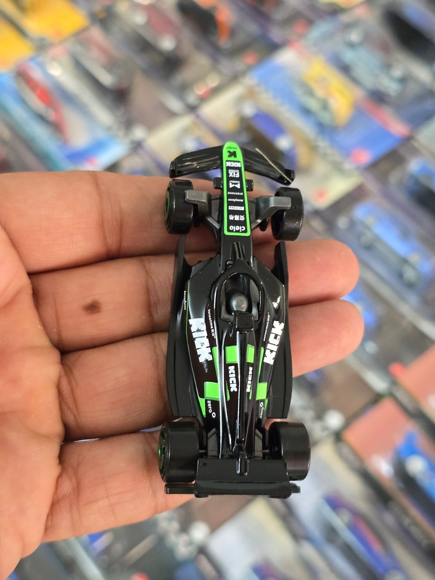 Hot Wheels Kick Sauber F1 Team Car (Uncarded) - Kinder Logs