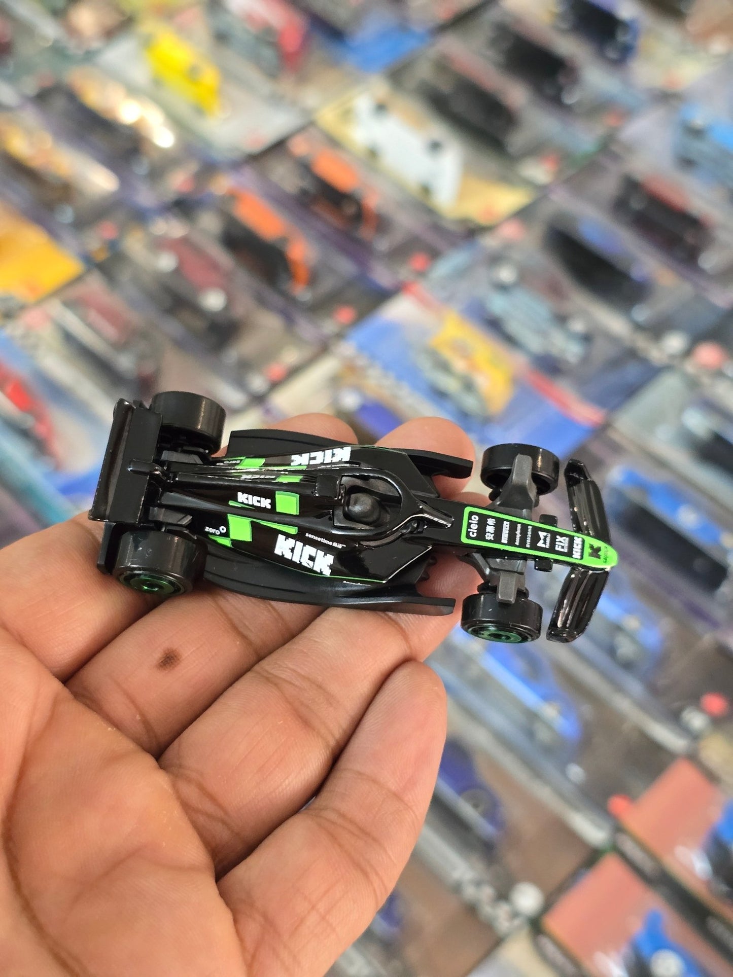 Hot Wheels Kick Sauber F1 Team Car (Uncarded) - Kinder Logs