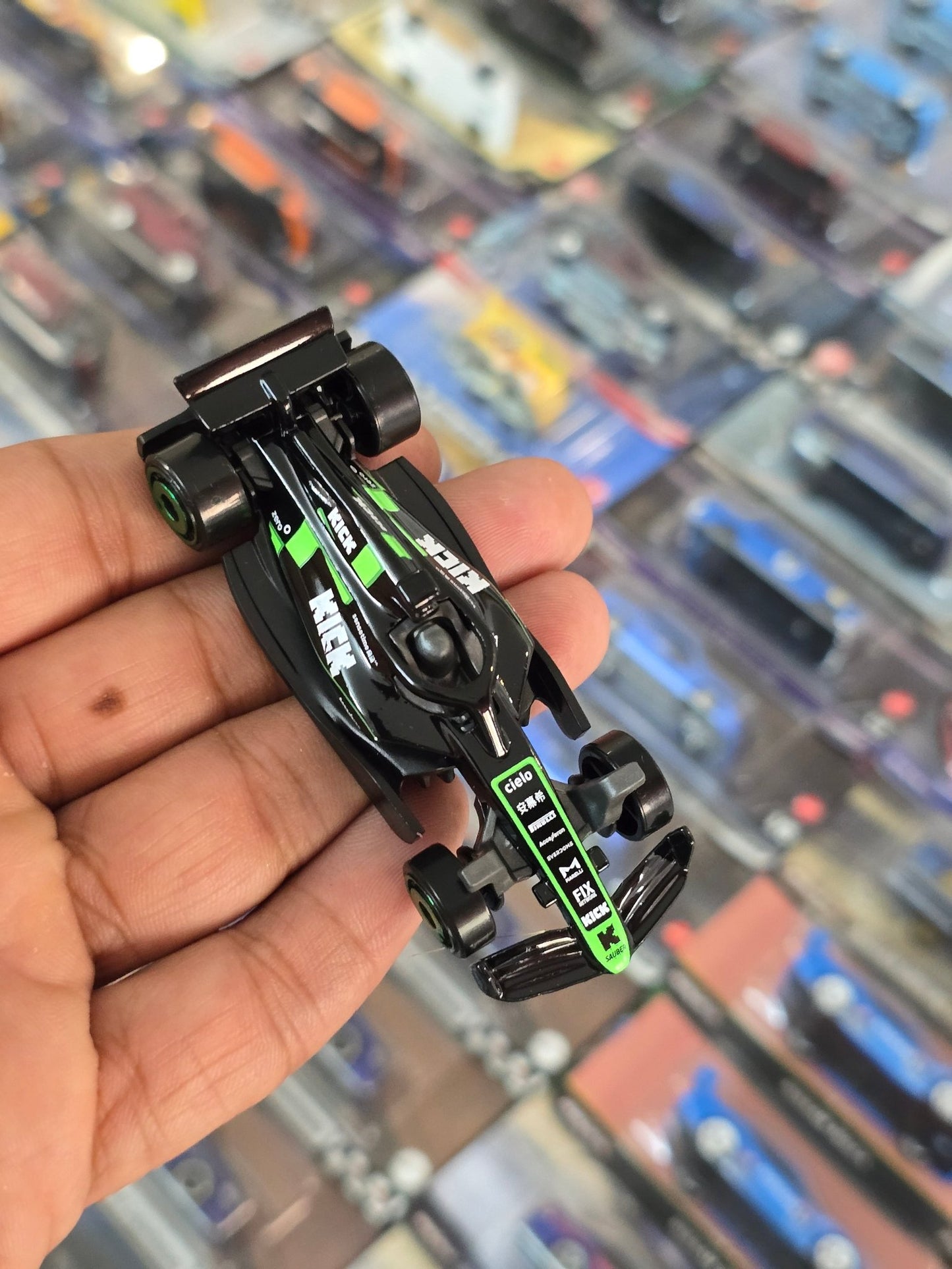 Hot Wheels Kick Sauber F1 Team Car (Uncarded) - Kinder Logs
