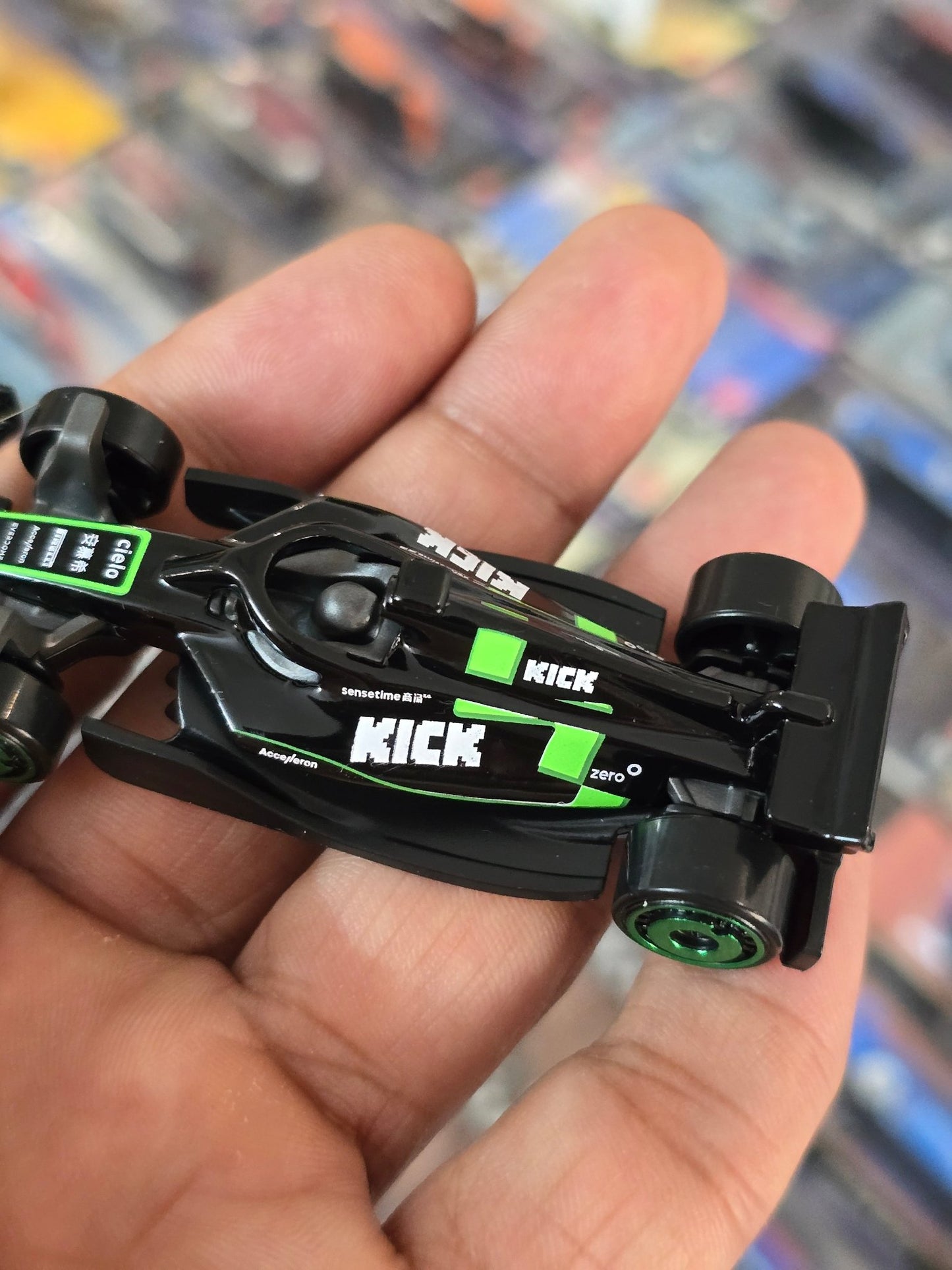Hot Wheels Kick Sauber F1 Team Car (Uncarded) - Kinder Logs