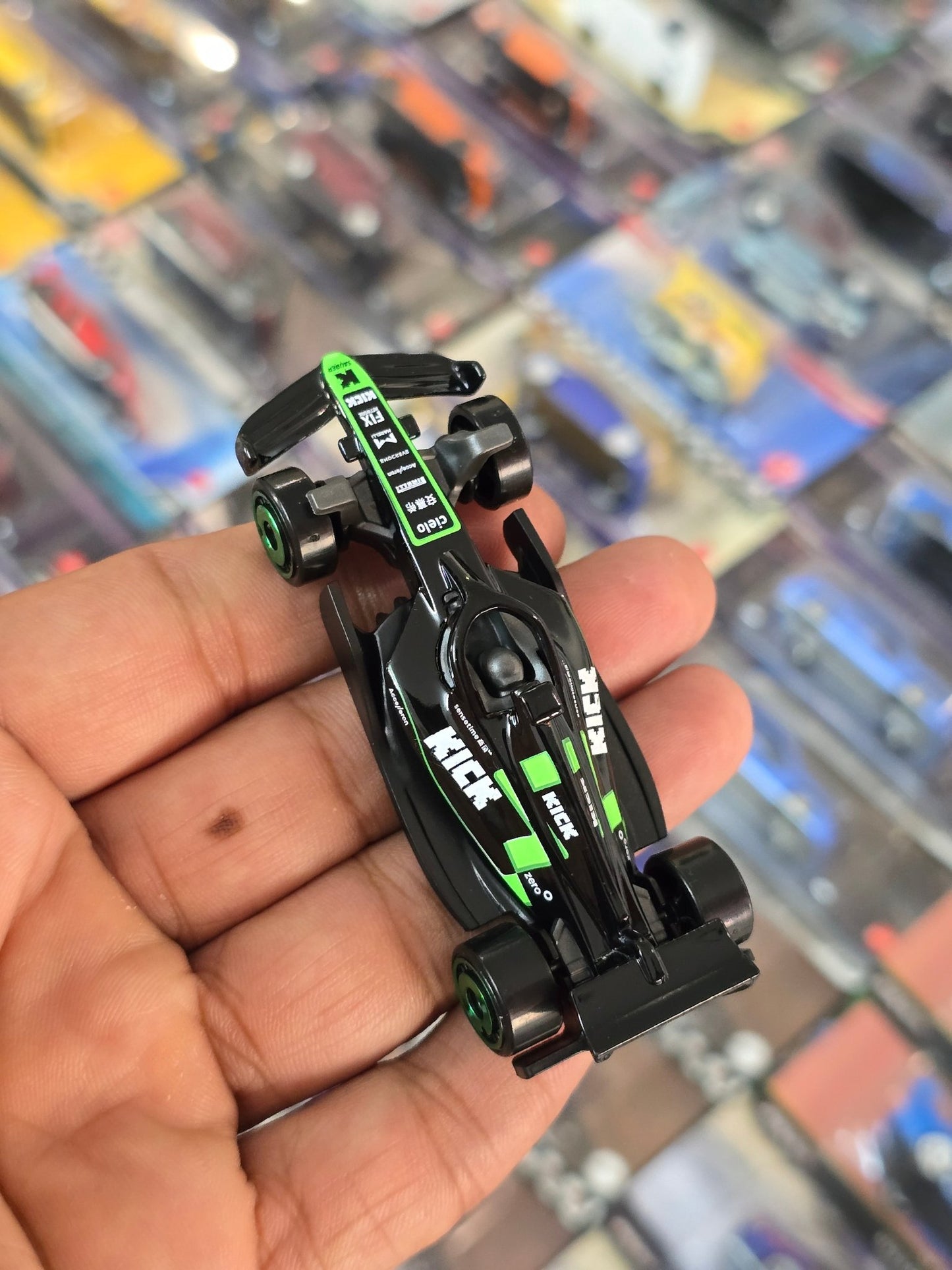 Hot Wheels Kick Sauber F1 Team Car (Uncarded) - Kinder Logs