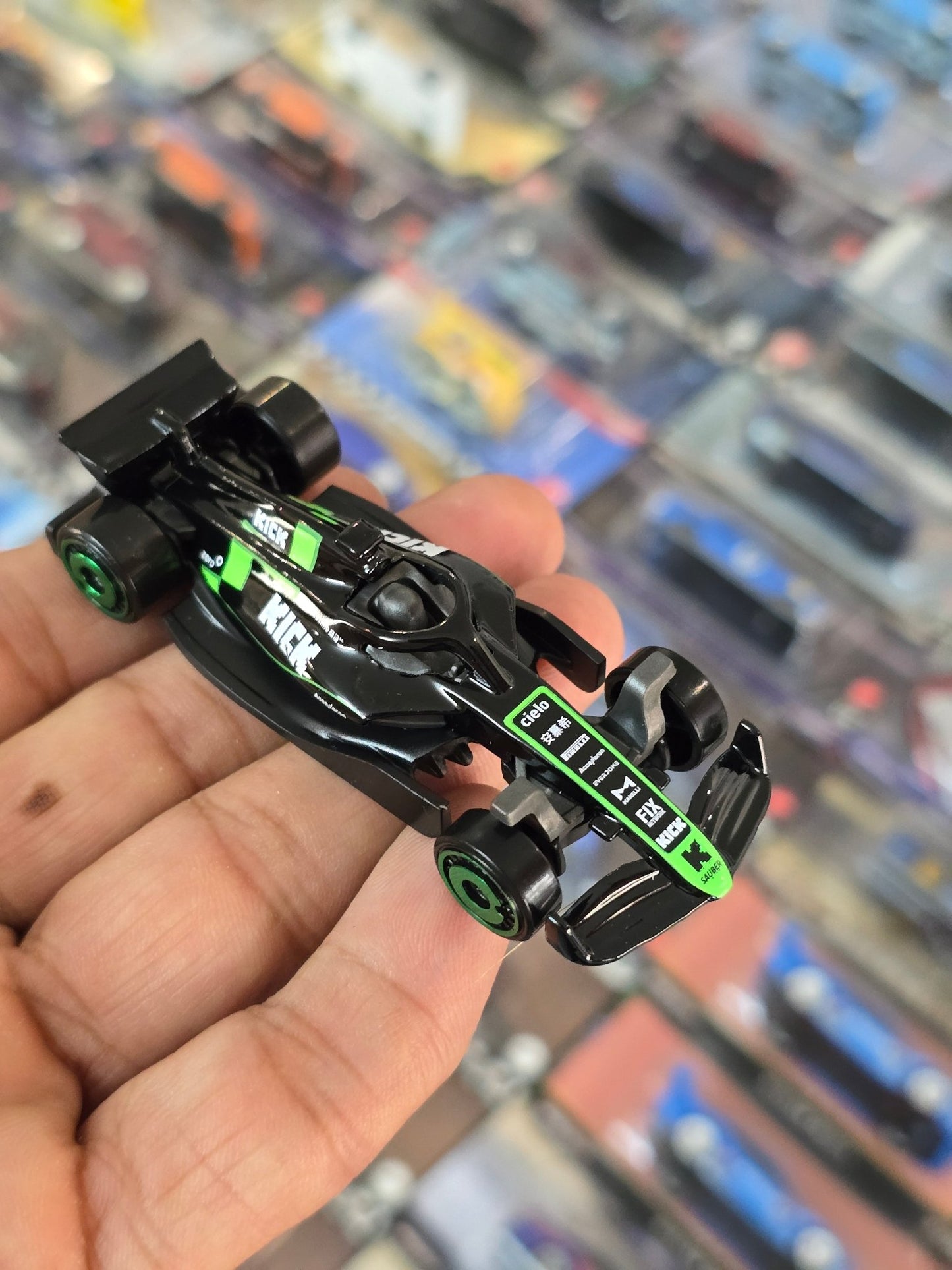 Hot Wheels Kick Sauber F1 Team Car (Uncarded) - Kinder Logs