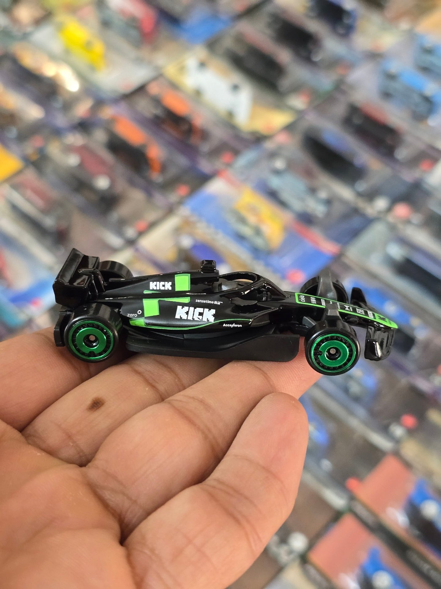 Hot Wheels Kick Sauber F1 Team Car (Uncarded) - Kinder Logs