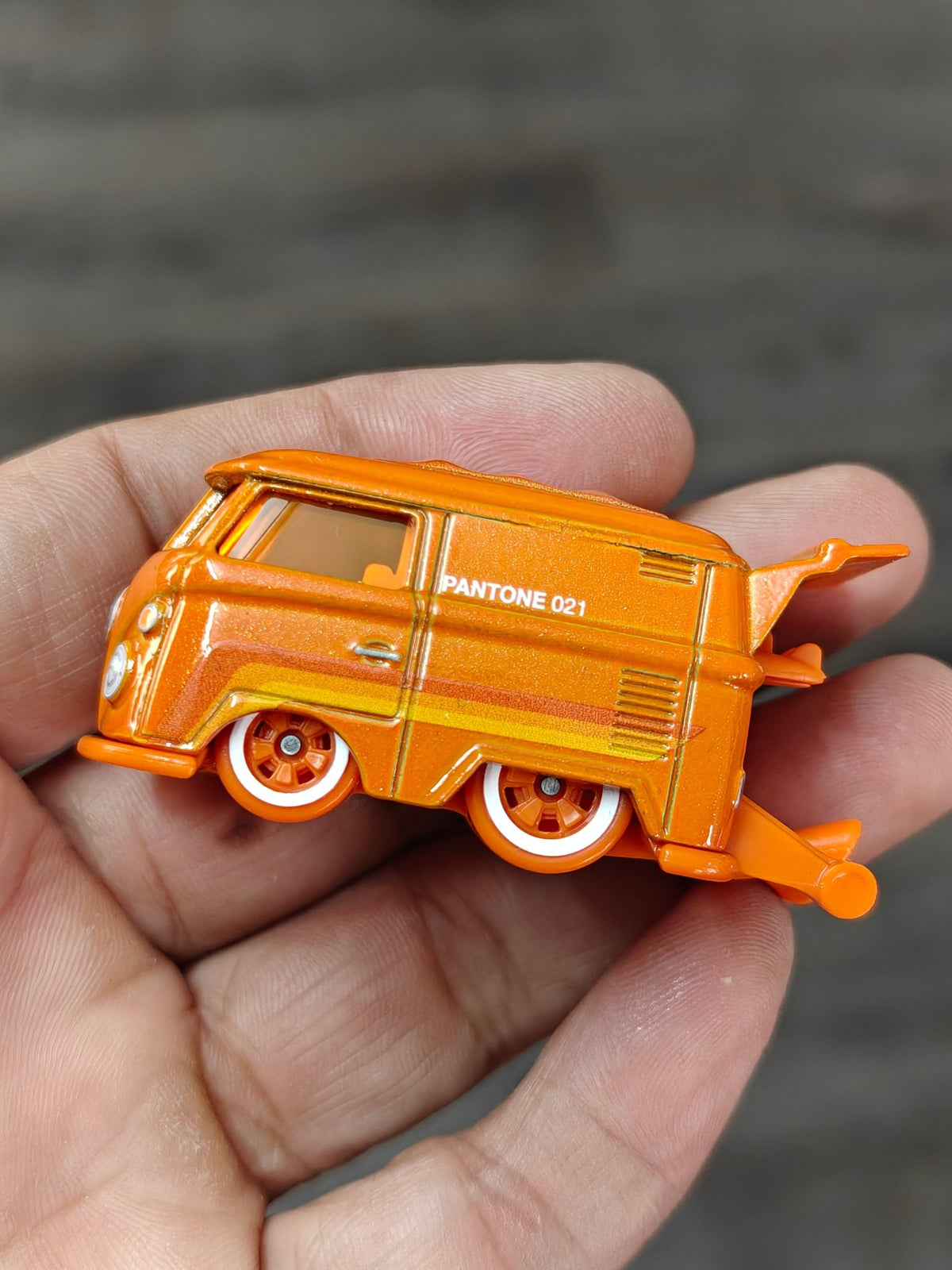 Hot Wheels Kool Kombi Pantone 021 - Orange (Uncarded - New) - Kinder Logs