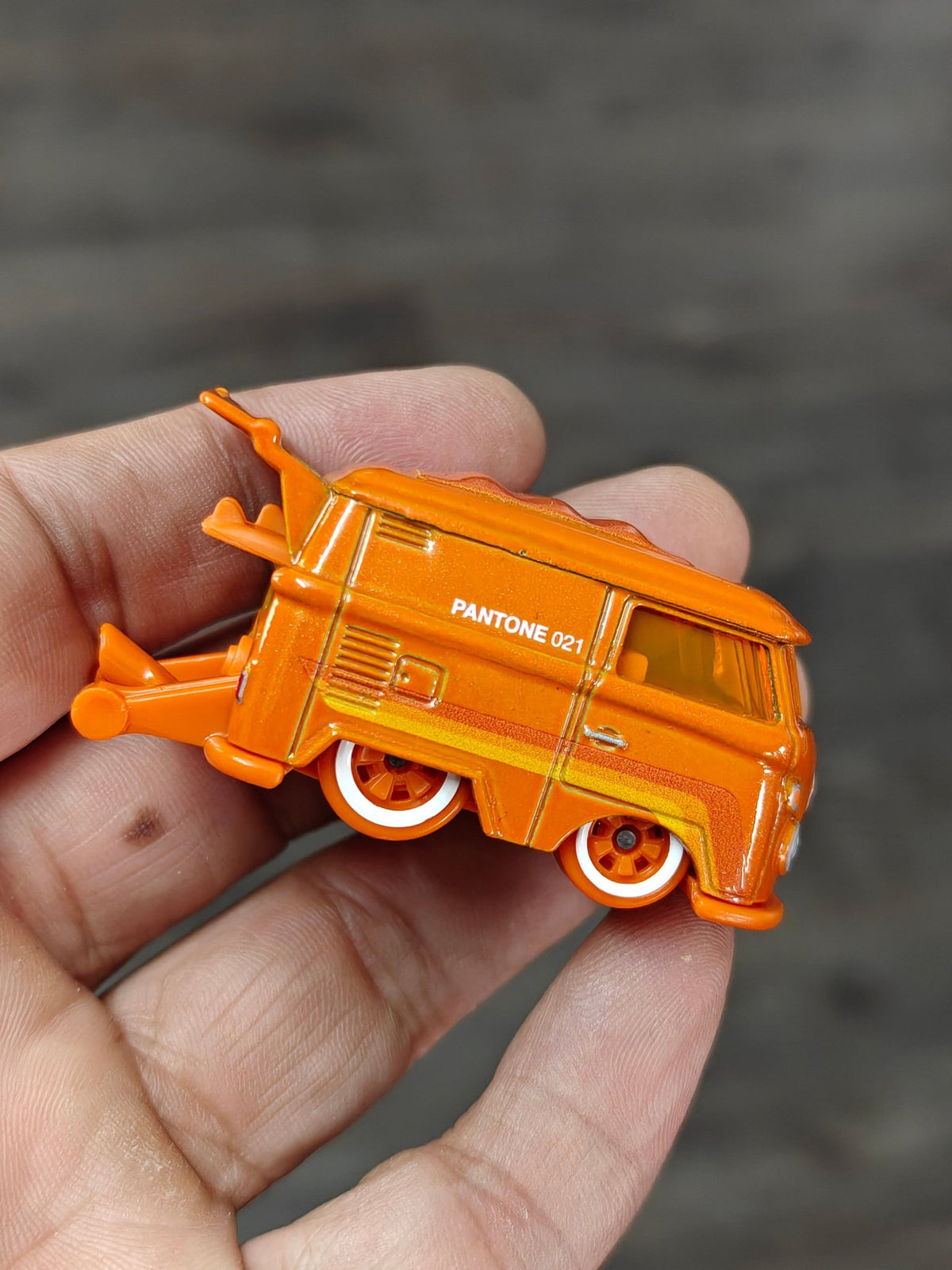 Hot Wheels Kool Kombi Pantone 021 - Orange (Uncarded - New) - Kinder Logs