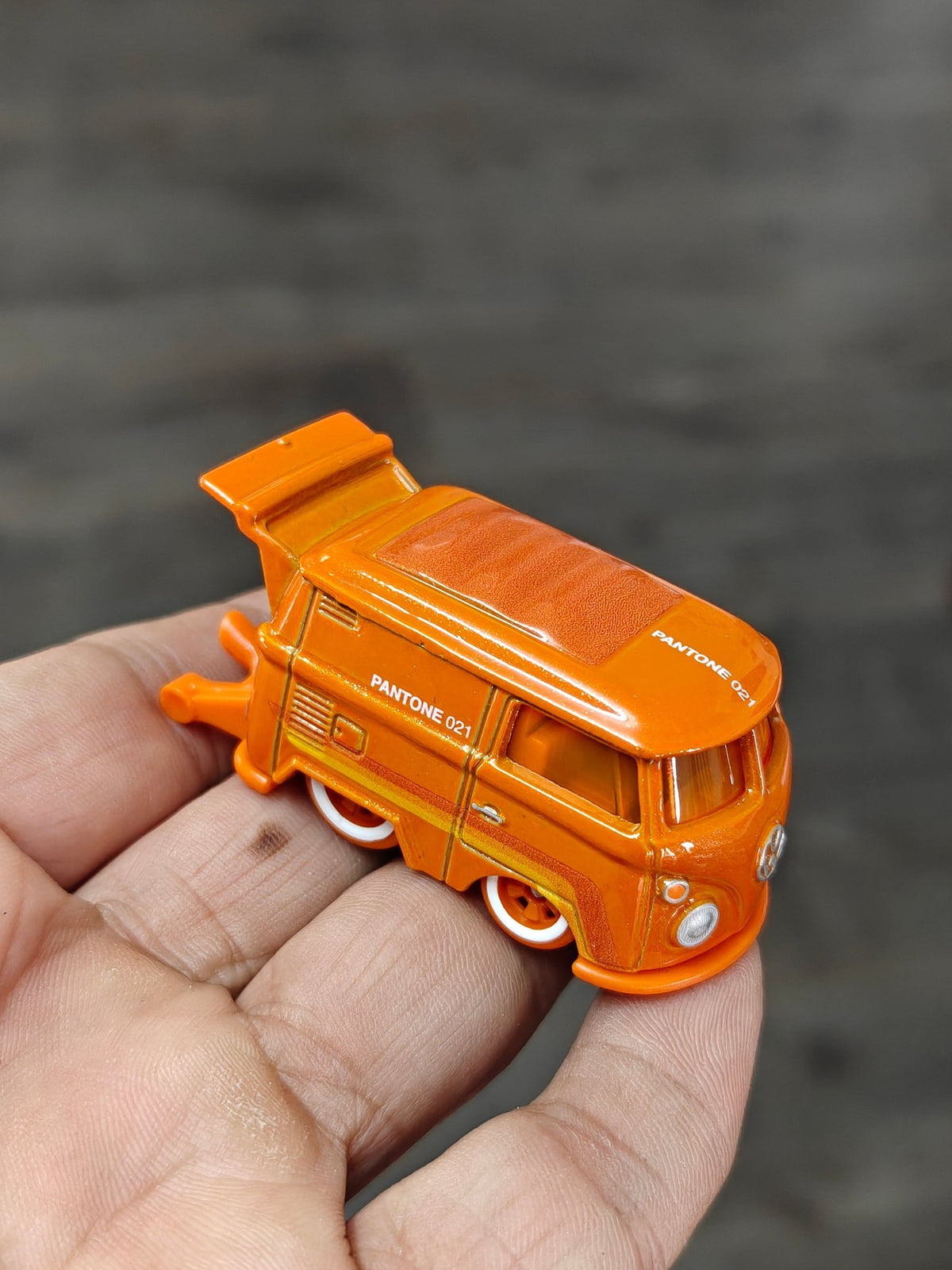 Hot Wheels Kool Kombi Pantone 021 - Orange (Uncarded - New) - Kinder Logs