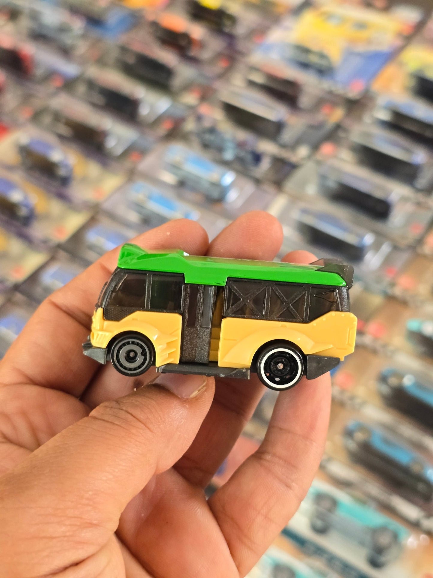 Hot Wheels Kowloon'D Hypervan - Green (Uncarded) - Kinder Logs