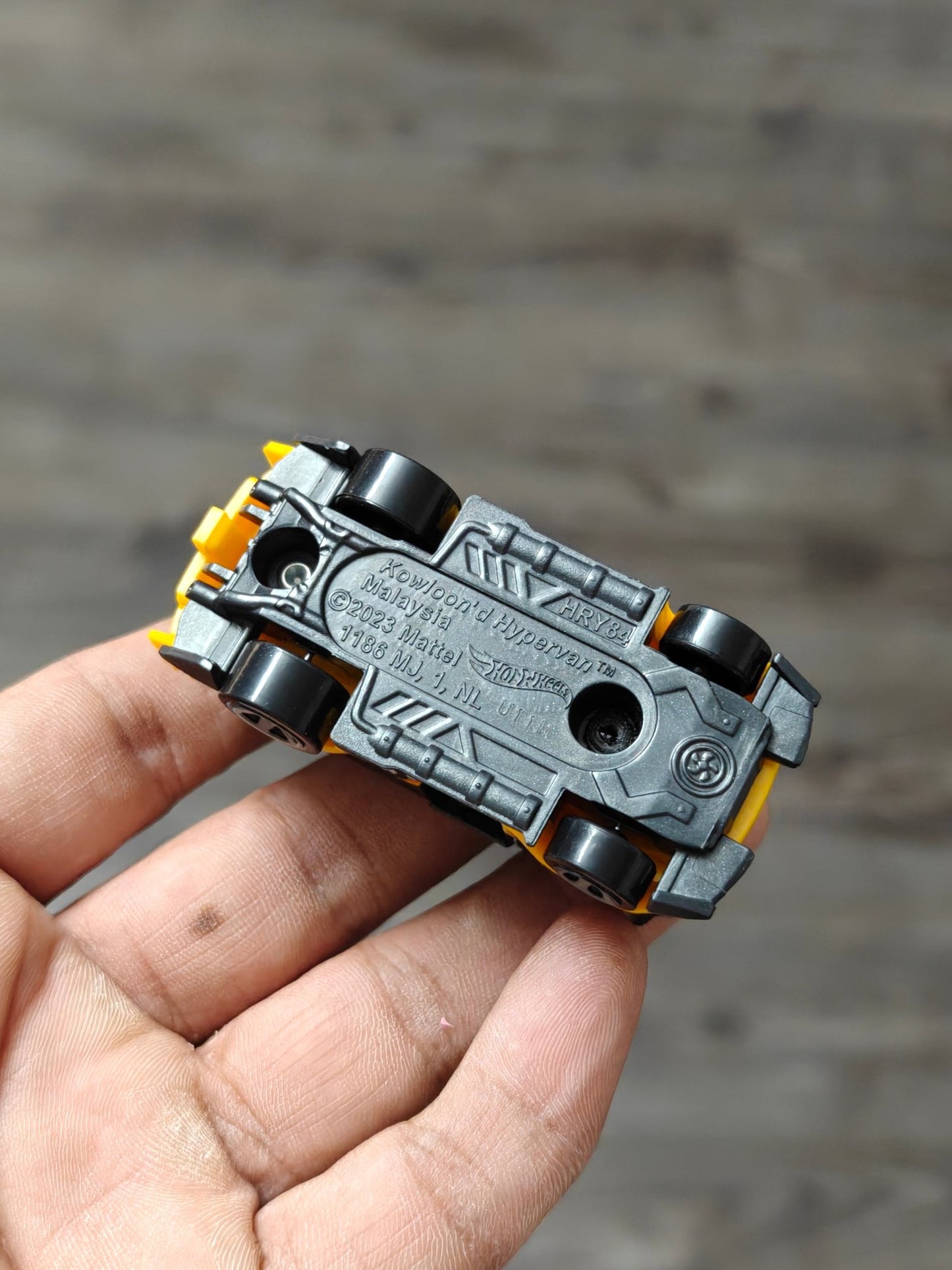 Hot Wheels Kowloon'D Hypervan - Yellow (Uncarded - New) - Kinder Logs