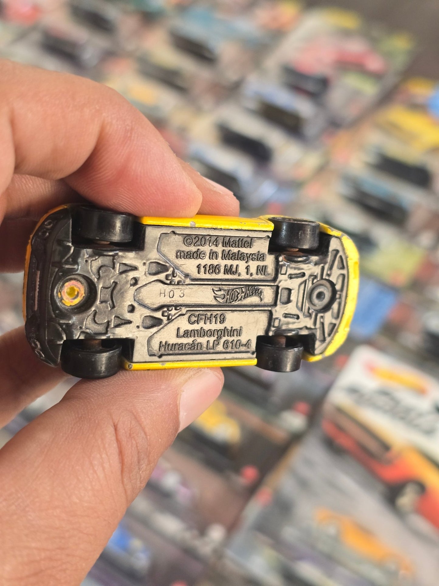 Hot Wheels Lamborghini Huracan LP610 - 4 - Yellow (Used Car) - Kinder Logs