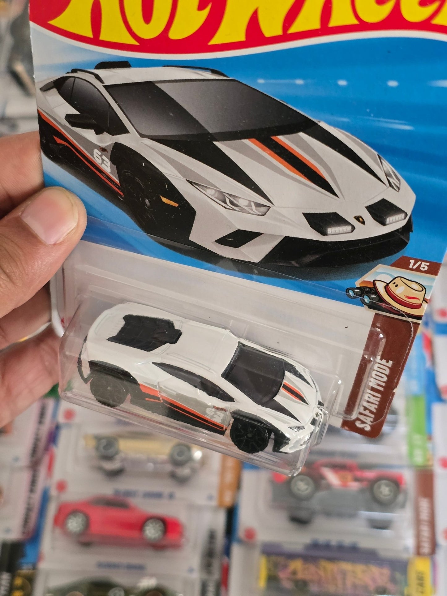 Hot Wheels Lamborghini Huracan Sterrato - White (Imported) - Kinder Logs