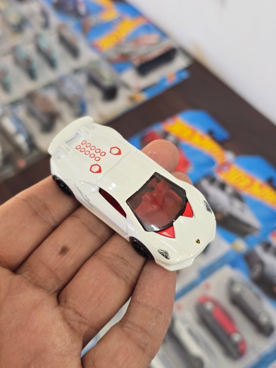 Hot Wheels Lamborghini Sesto Elemento - White (Uncarded) - Kinder Logs