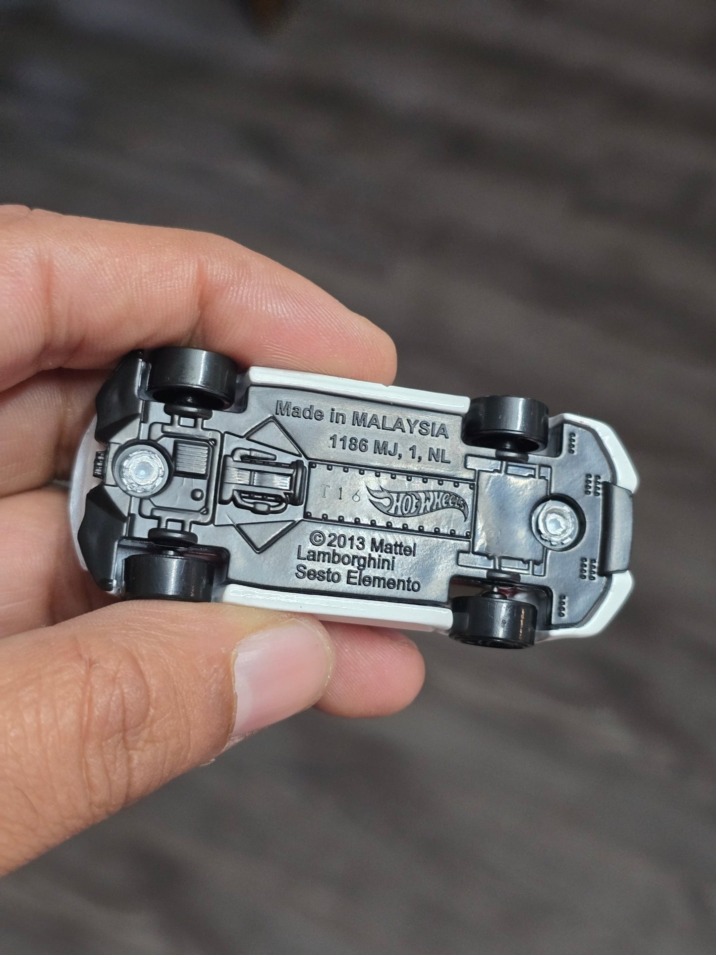 Hot Wheels Lamborghini Sesto Elemento - White (Uncarded - New) - Kinder Logs