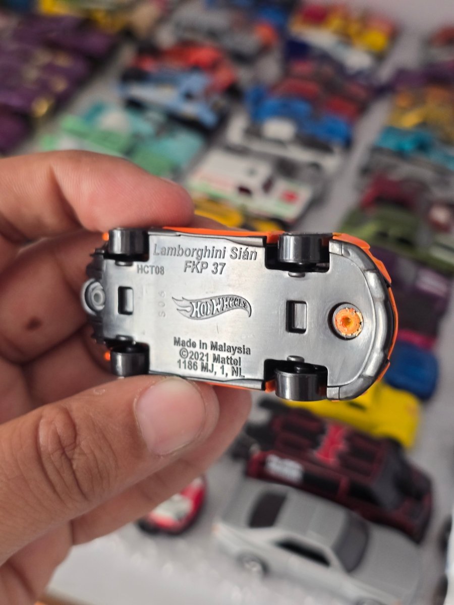 Hot Wheels Lamborghini Sian FKP 37 (Uncarded) - Kinder Logs