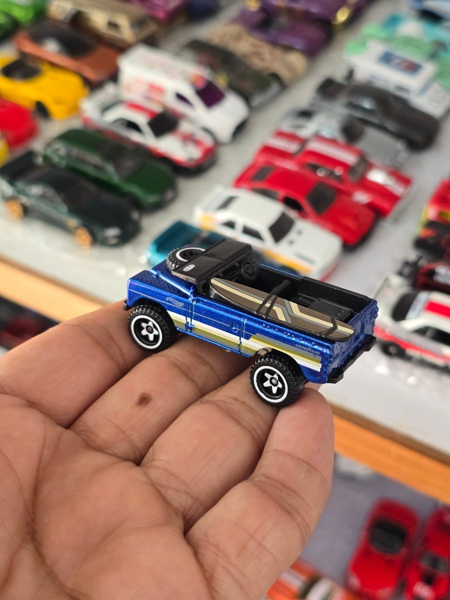 Hot Wheels Land Rover Series II - Blue (Uncarded) - Kinder Logs