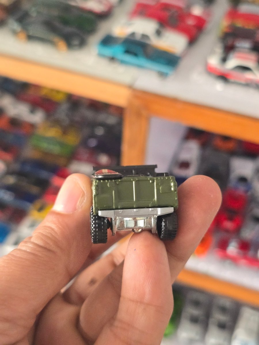 Hot Wheels Land Rover Series II - Green (Uncarded) - Kinder Logs