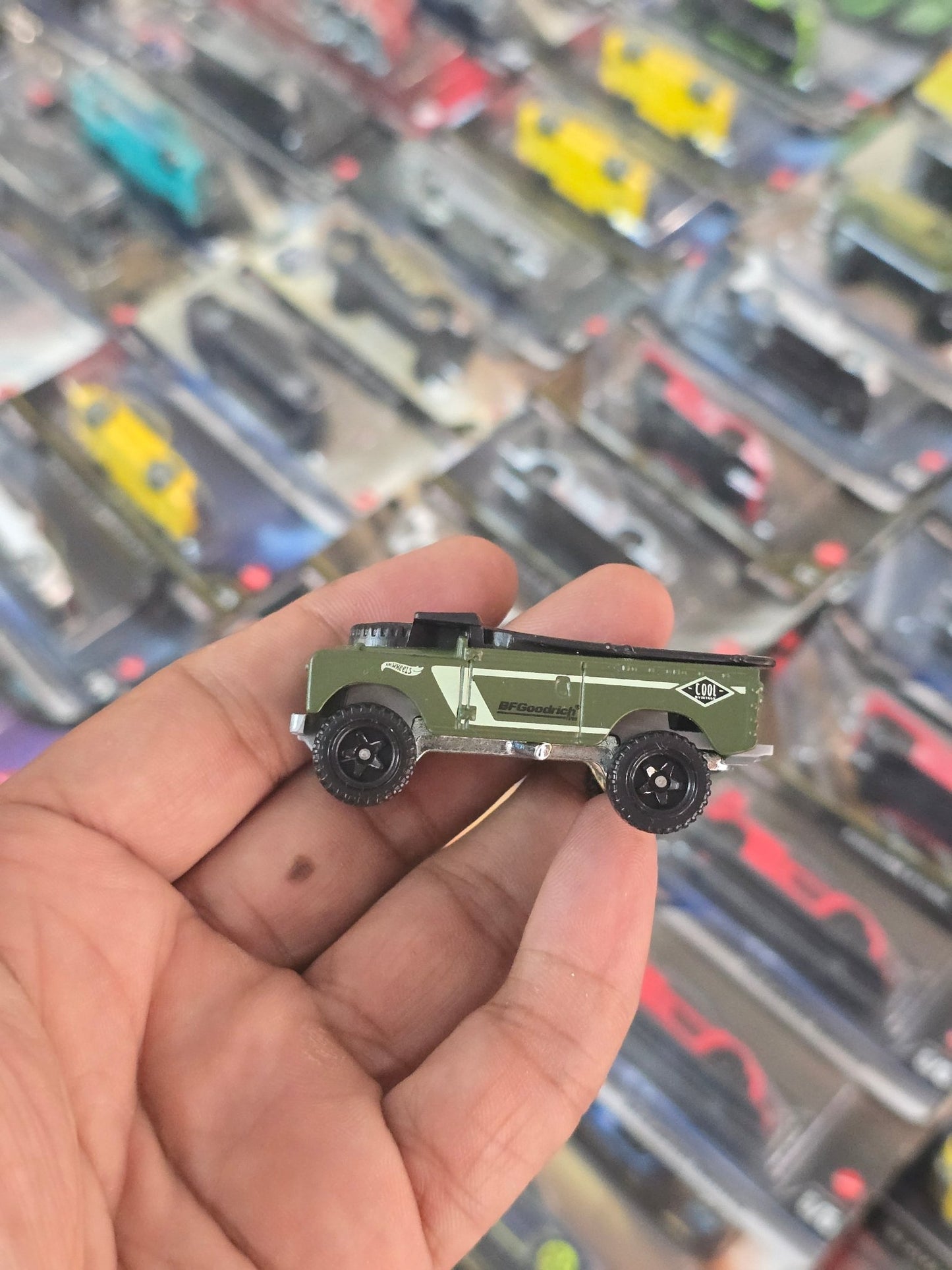 Hot Wheels Land Rover Series II - Green (Uncarded) - Kinder Logs