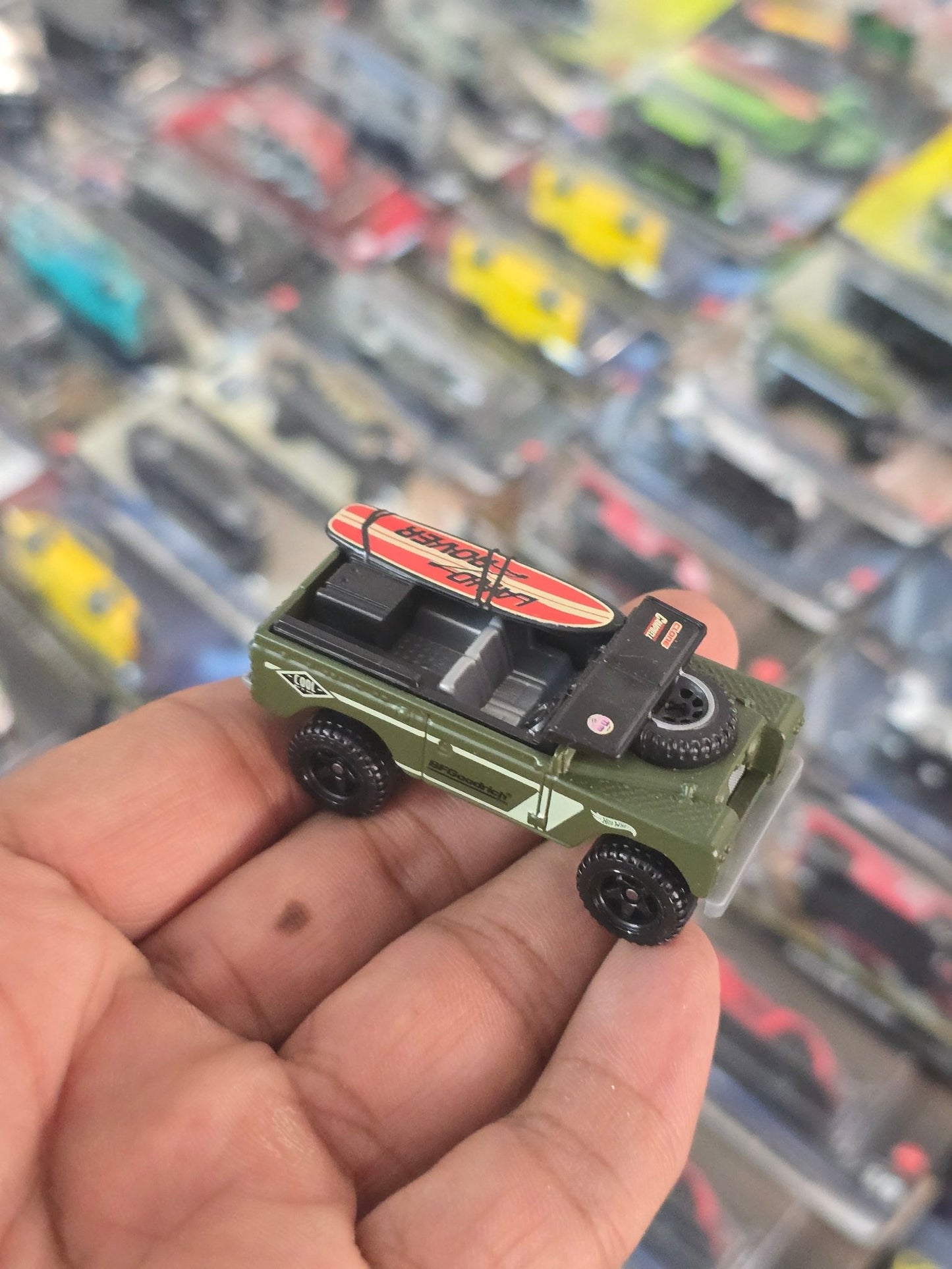 Hot Wheels Land Rover Series II - Green (Uncarded) - Kinder Logs