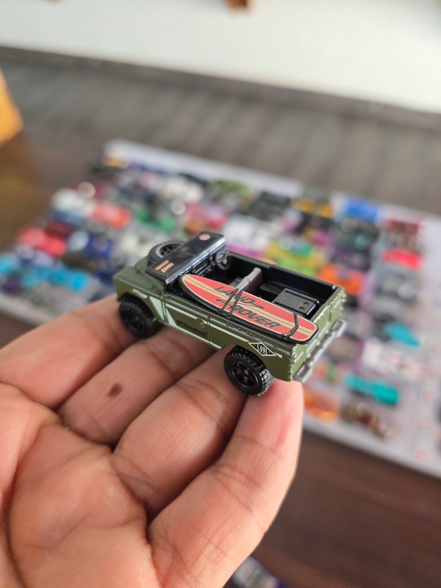 Hot Wheels Land Rover Series II - Green (Uncarded) - Kinder Logs