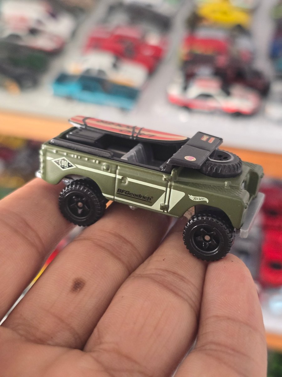 Hot Wheels Land Rover Series II - Green (Uncarded) - Kinder Logs