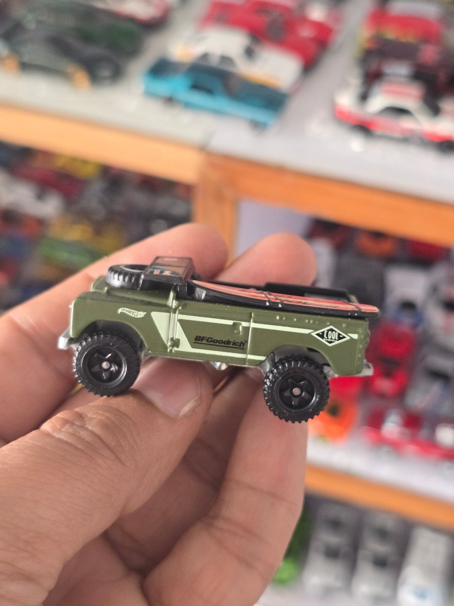Hot Wheels Land Rover Series II - Green (Uncarded) - Kinder Logs