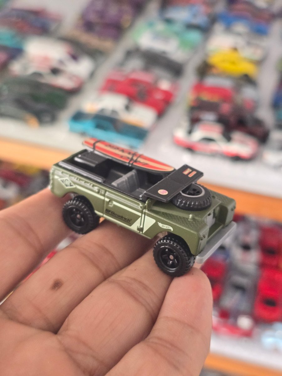 Hot Wheels Land Rover Series II - Green (Uncarded) - Kinder Logs