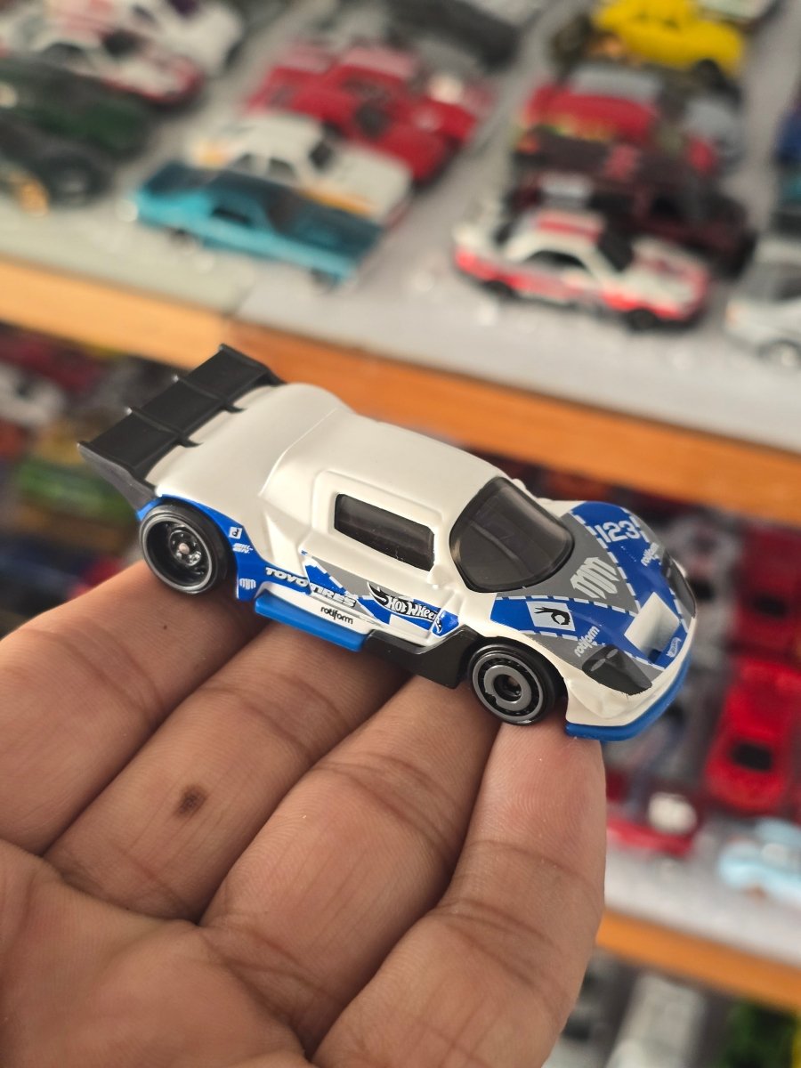 Hot Wheels Mad Mike Drift Attack - White (Uncarded) - Kinder Logs