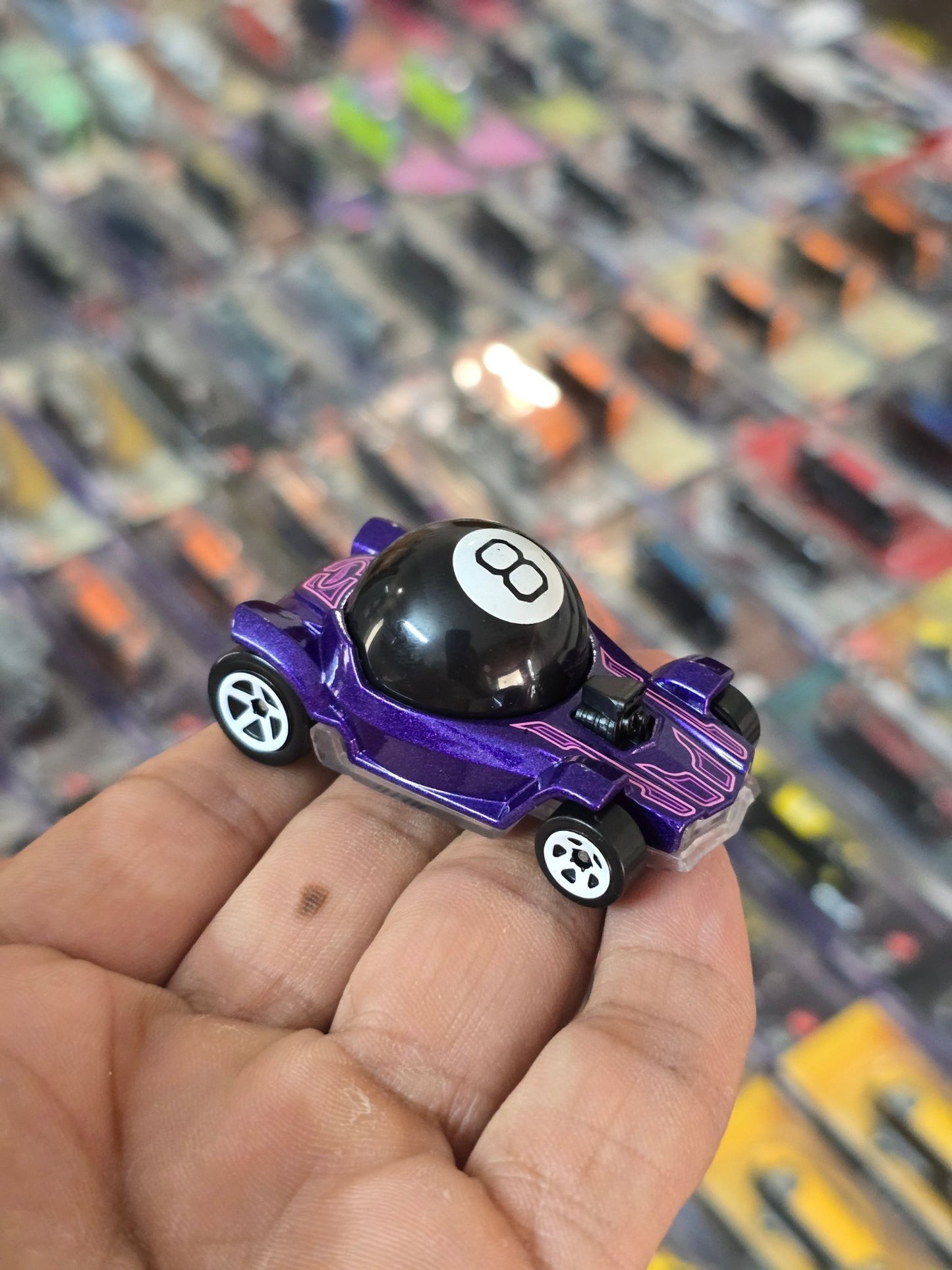 Hot Wheels Magic 8 Ball Car (Uncarded) - Kinder Logs