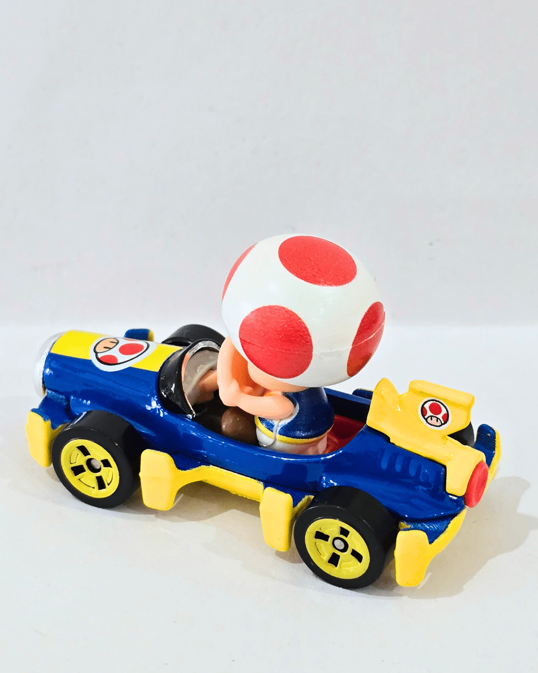 Hot Wheels Mario Kart - Mach 8 - TOAD Car (Uncarded) - Kinder Logs