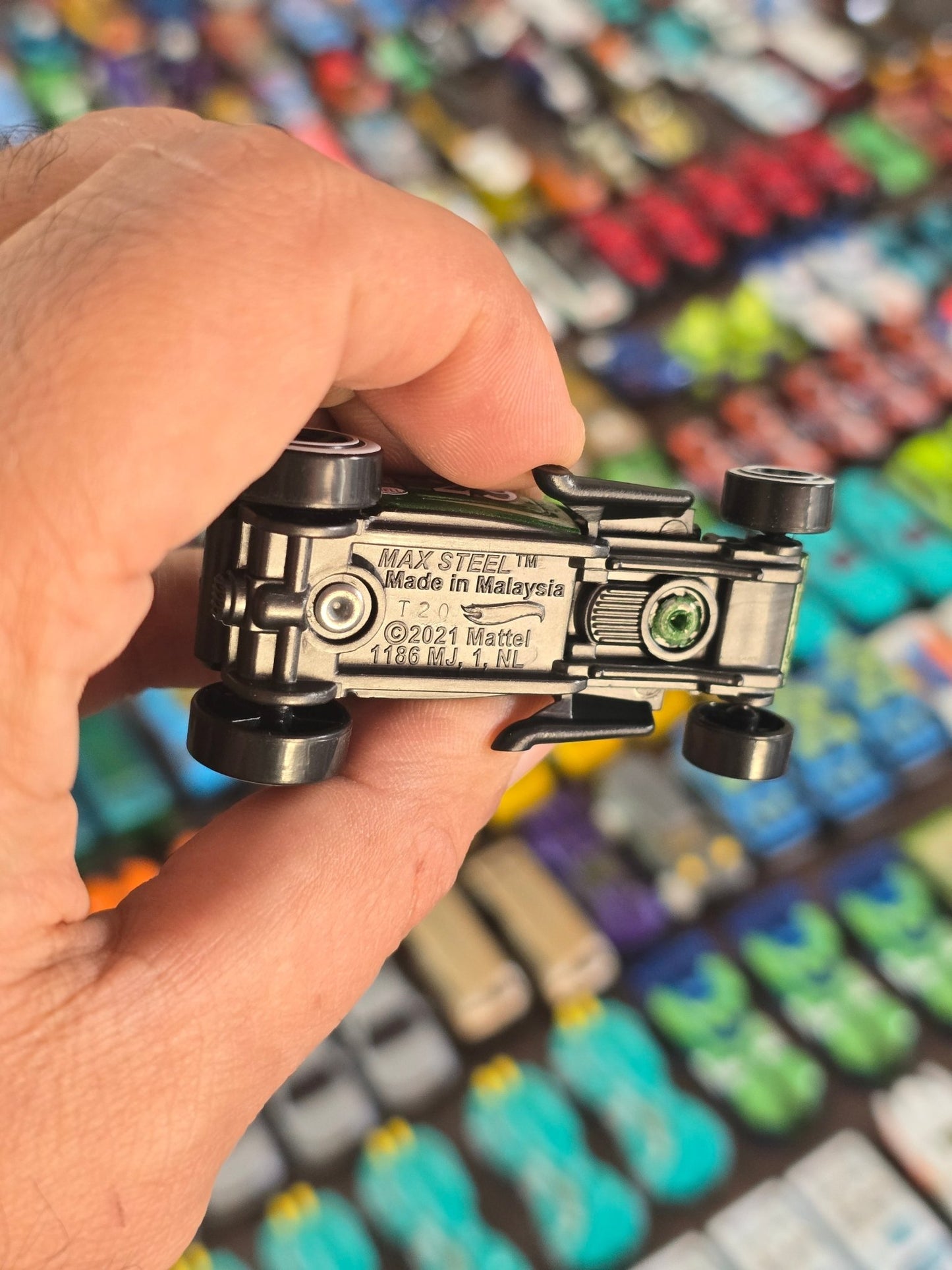 Hot Wheels Max Steel - Green (Uncarded - New) - Kinder Logs