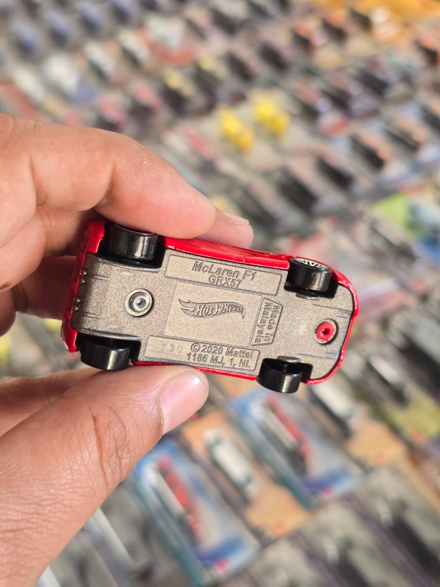 Hot Wheels McLaren F1 - Red (Uncarded) - Kinder Logs