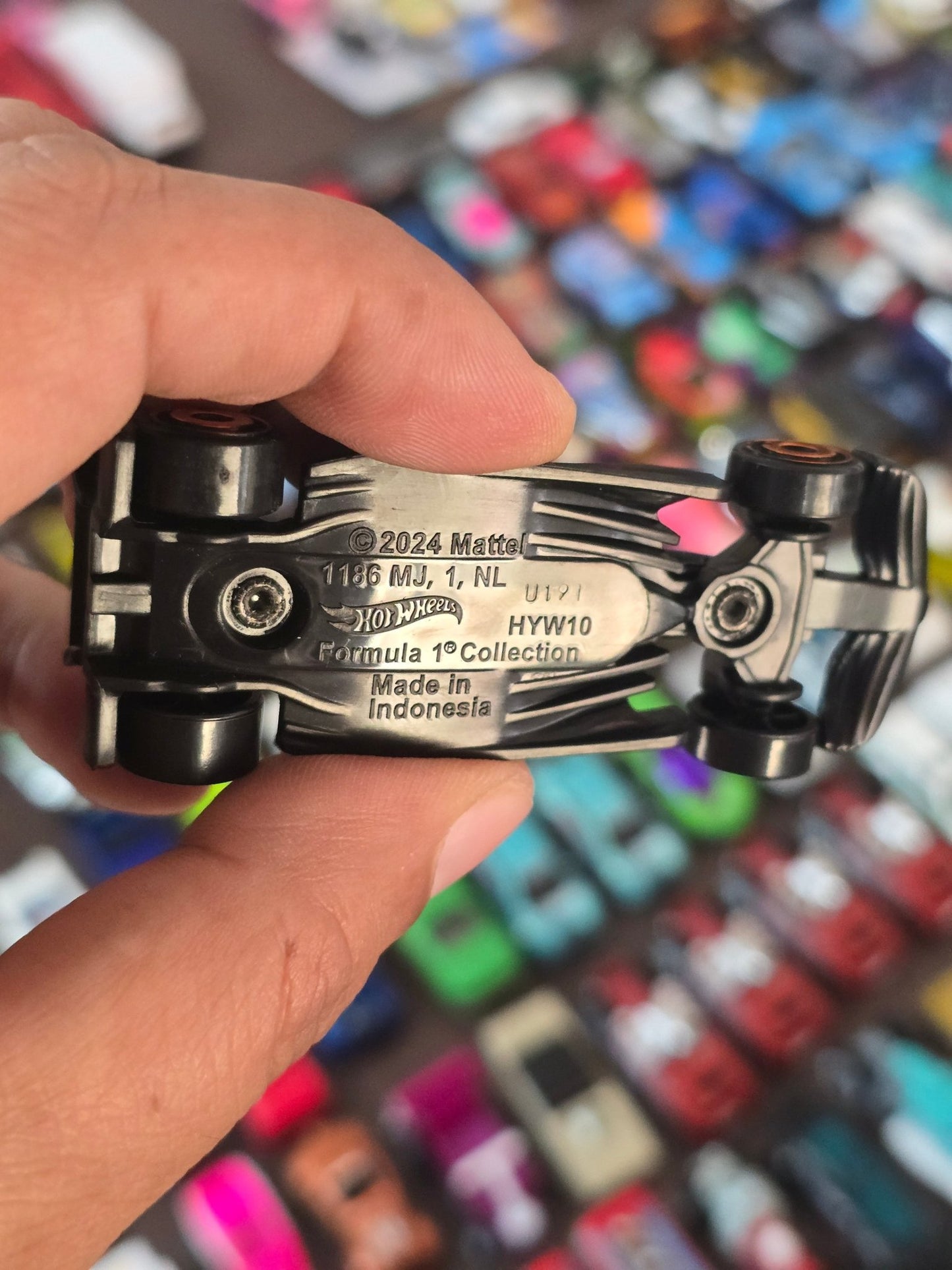 Hot Wheels McLaren Formula 1 Team Car (Uncarded - New) - Kinder Logs