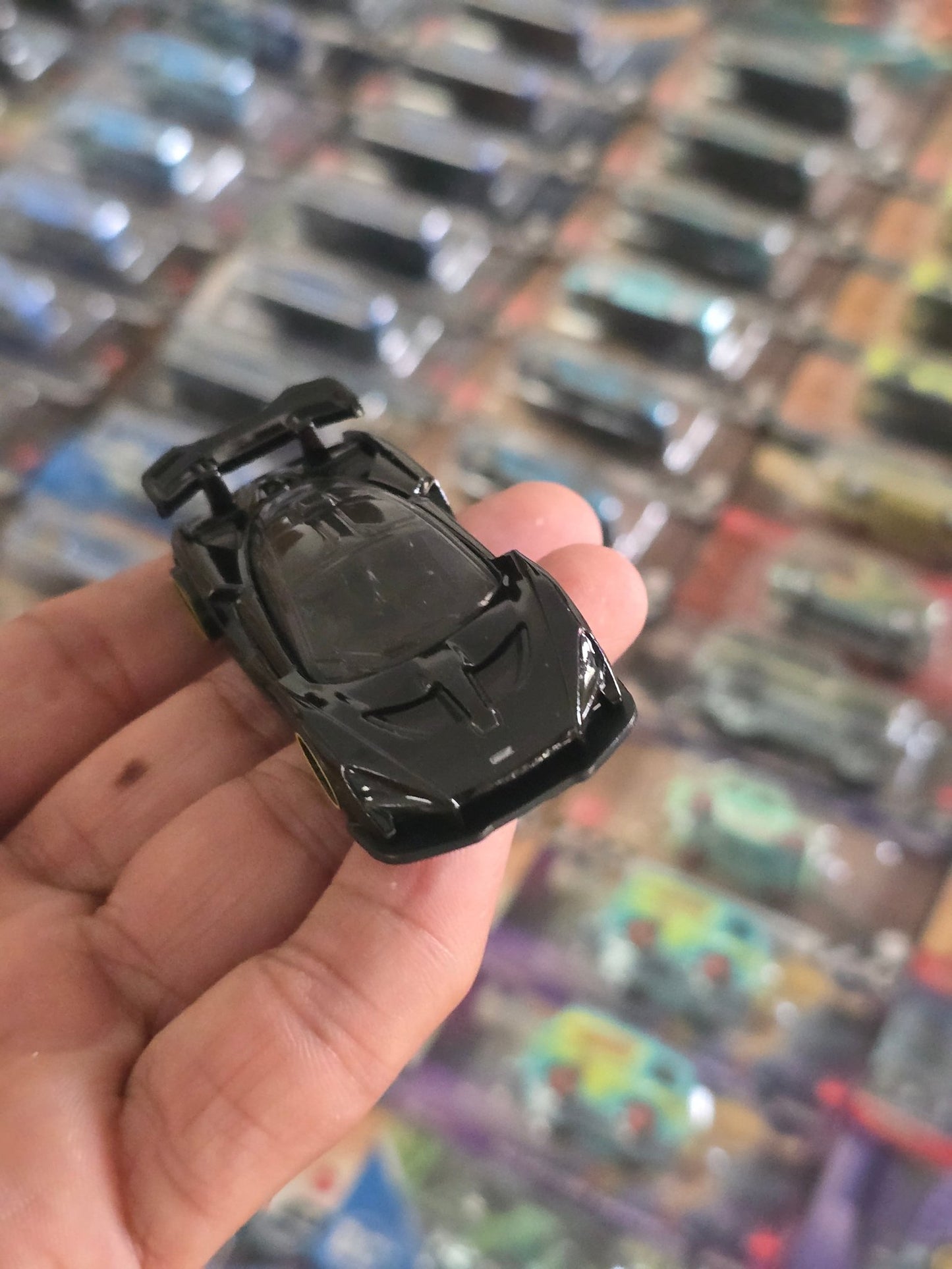 Hot Wheels McLaren Senna - Black (Uncarded) - Kinder Logs