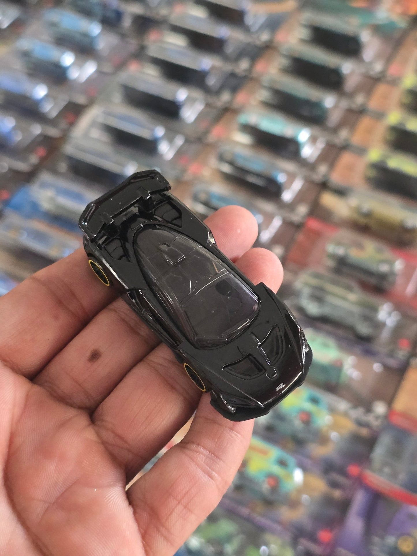 Hot Wheels McLaren Senna - Black (Uncarded) - Kinder Logs