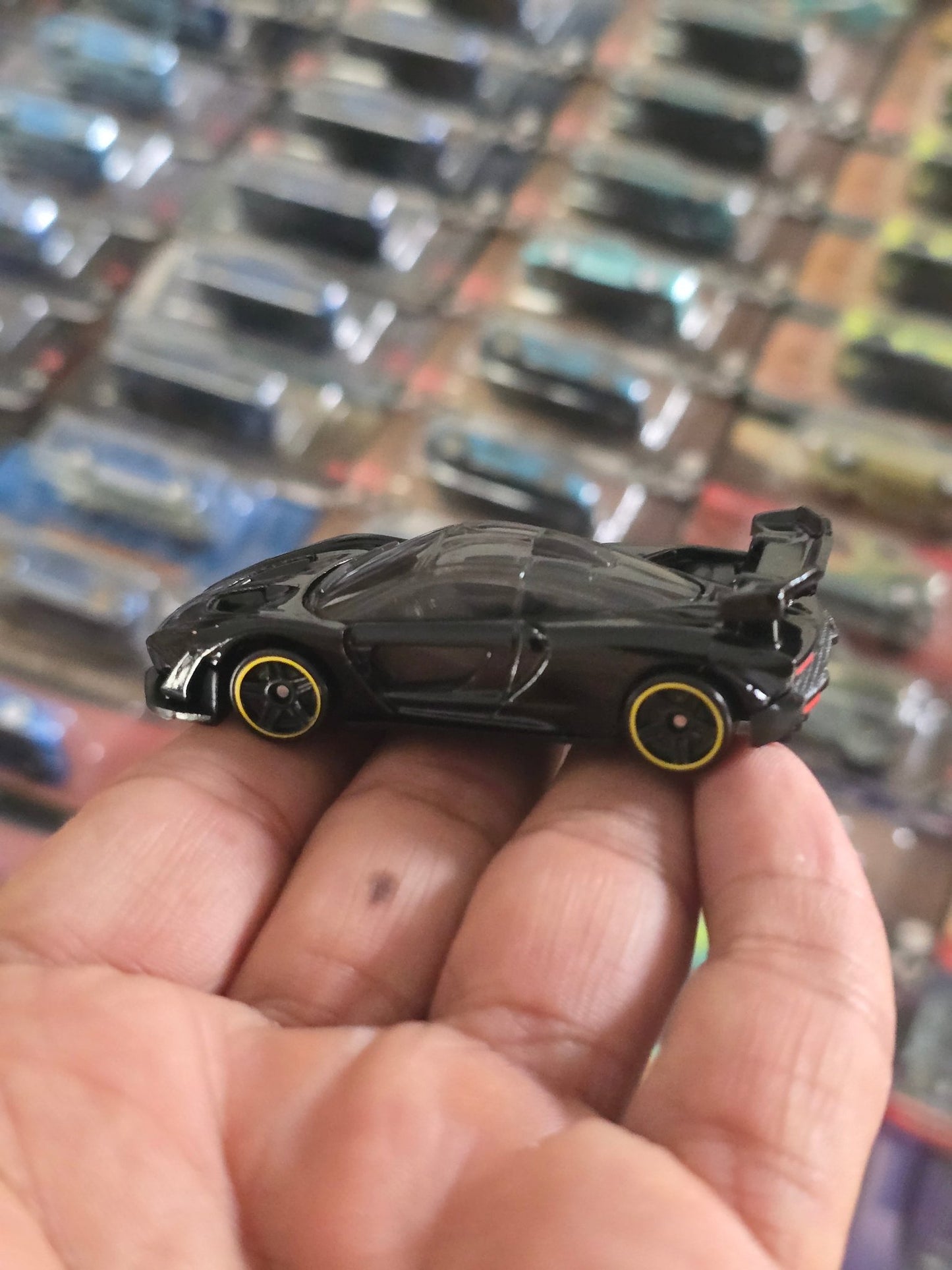 Hot Wheels McLaren Senna - Black (Uncarded) - Kinder Logs