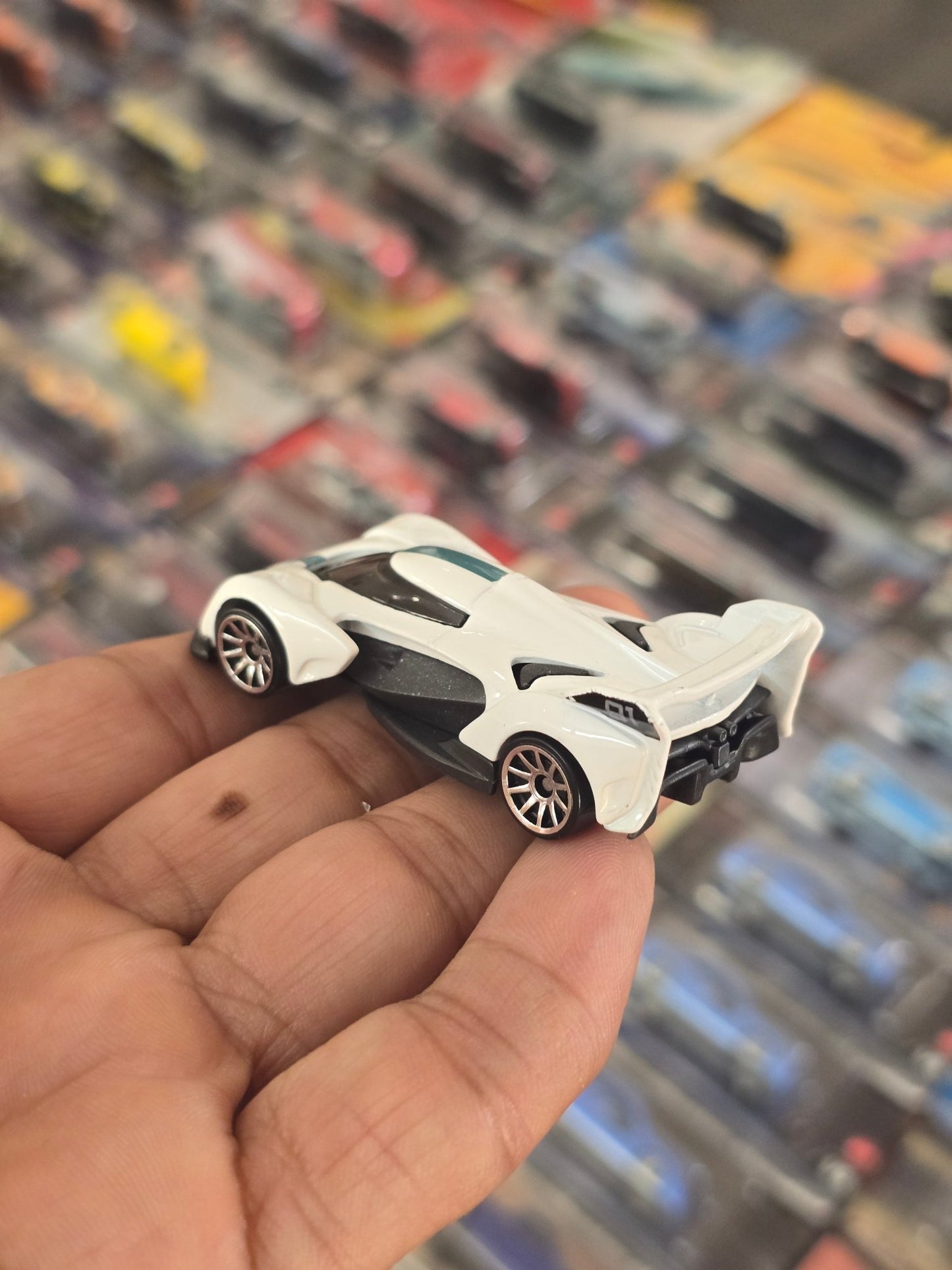 Hot Wheels McLaren Solus GT - White (Uncarded) - Kinder Logs