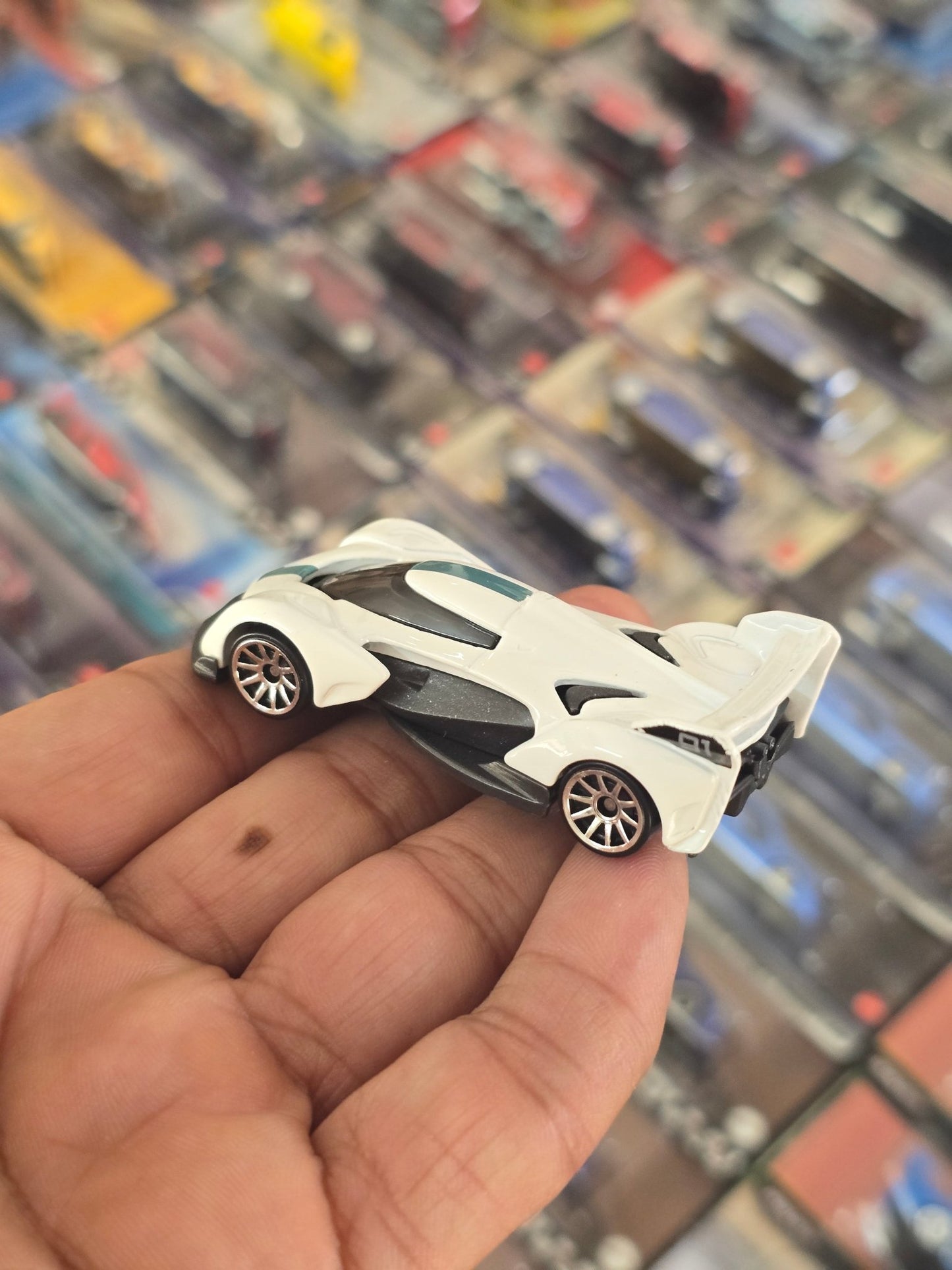 Hot Wheels McLaren Solus GT - White (Uncarded) - Kinder Logs