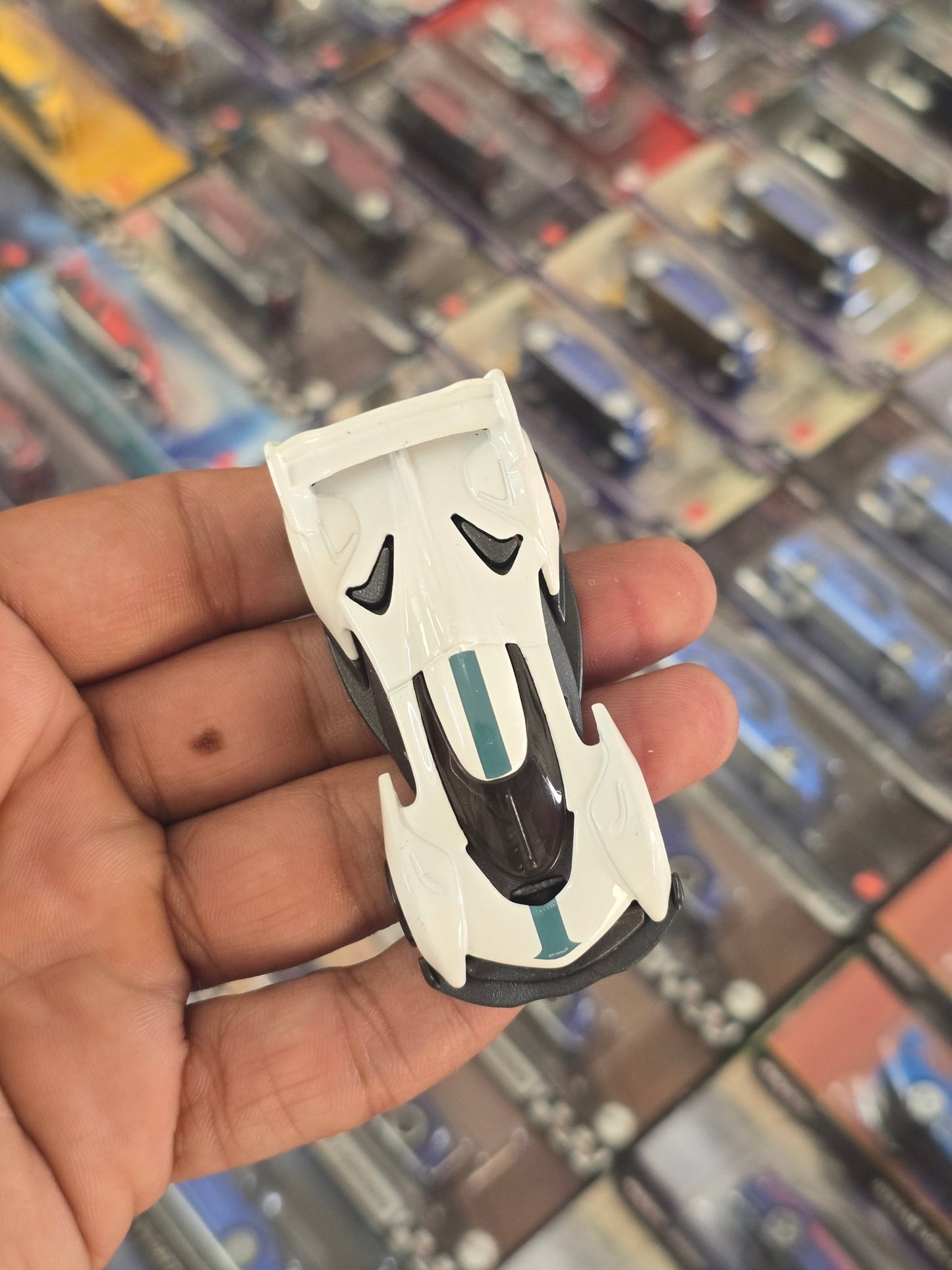 Hot Wheels McLaren Solus GT - White (Uncarded) - Kinder Logs