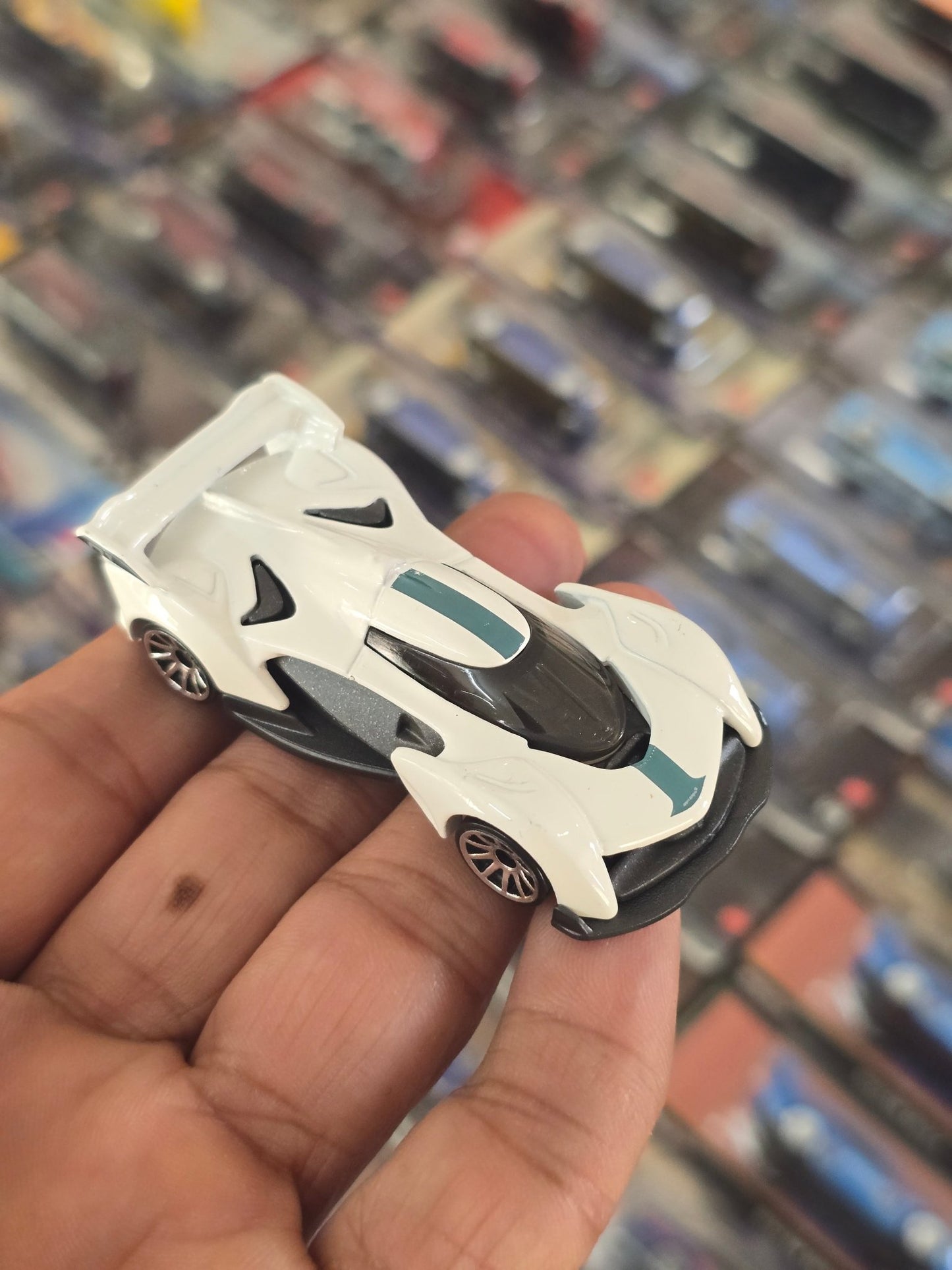 Hot Wheels McLaren Solus GT - White (Uncarded) - Kinder Logs