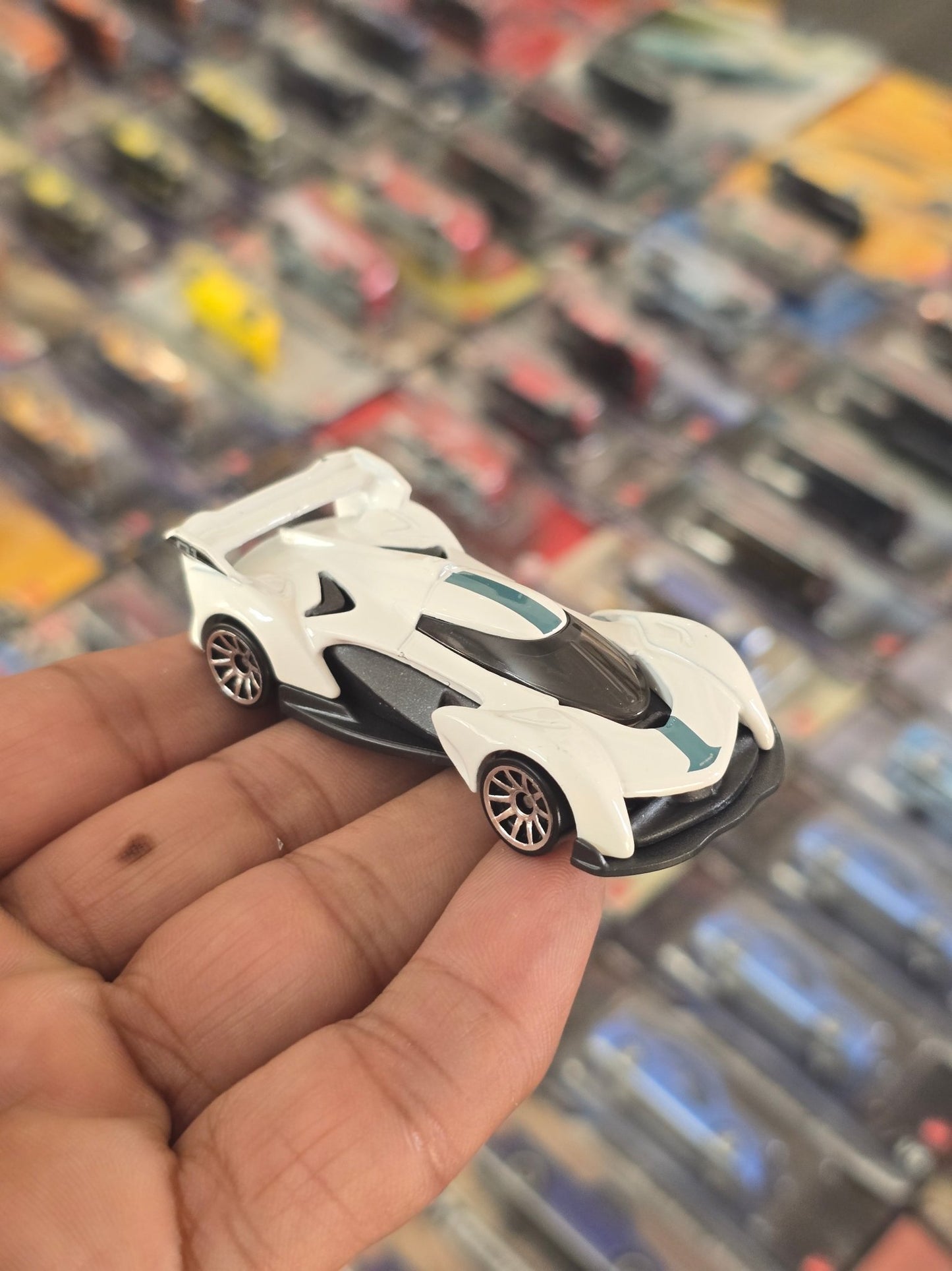 Hot Wheels McLaren Solus GT - White (Uncarded) - Kinder Logs