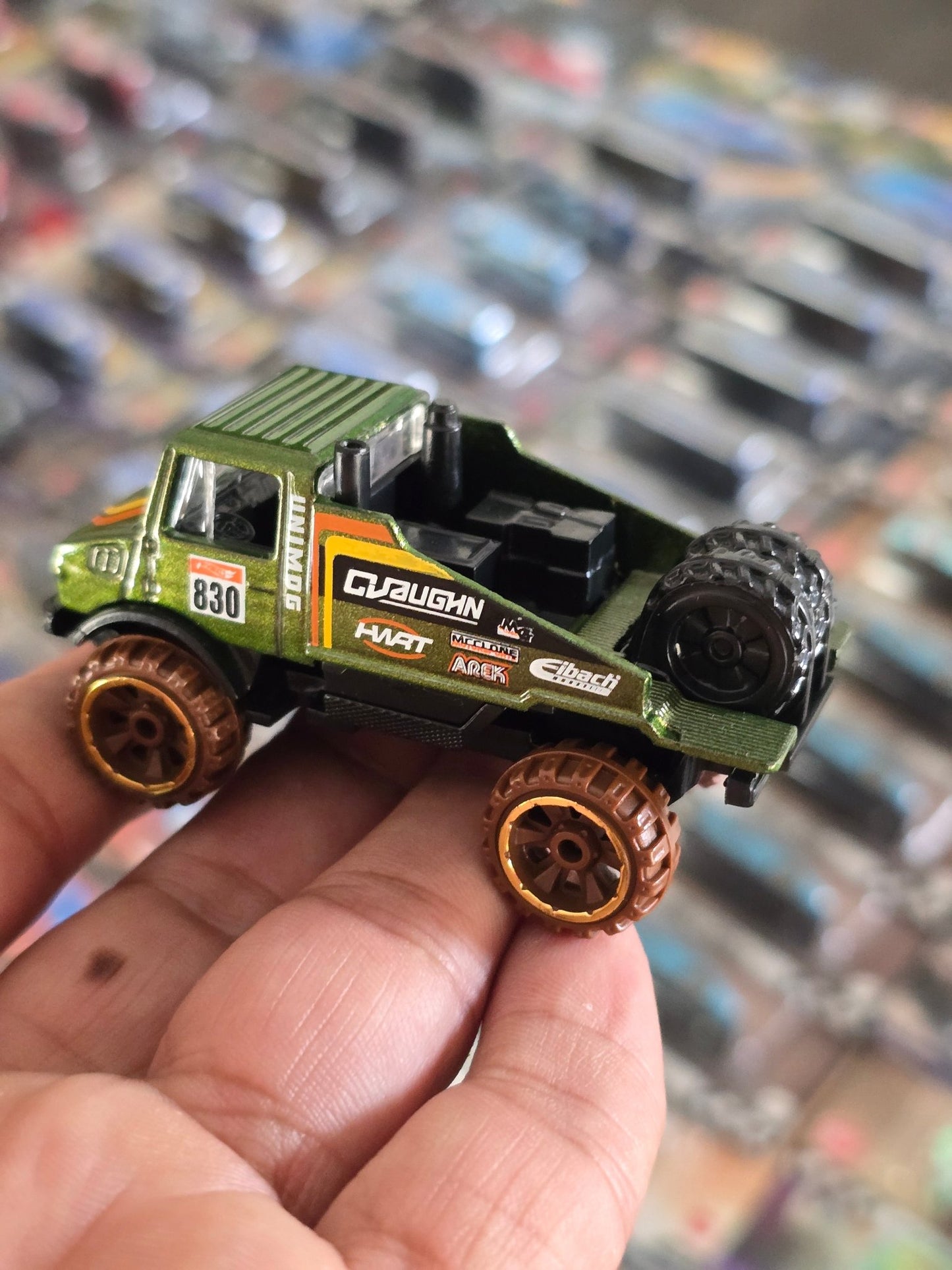 Hot Wheels Mercedes - Benz UNIMOG 1300L - Green (Uncarded) - Kinder Logs