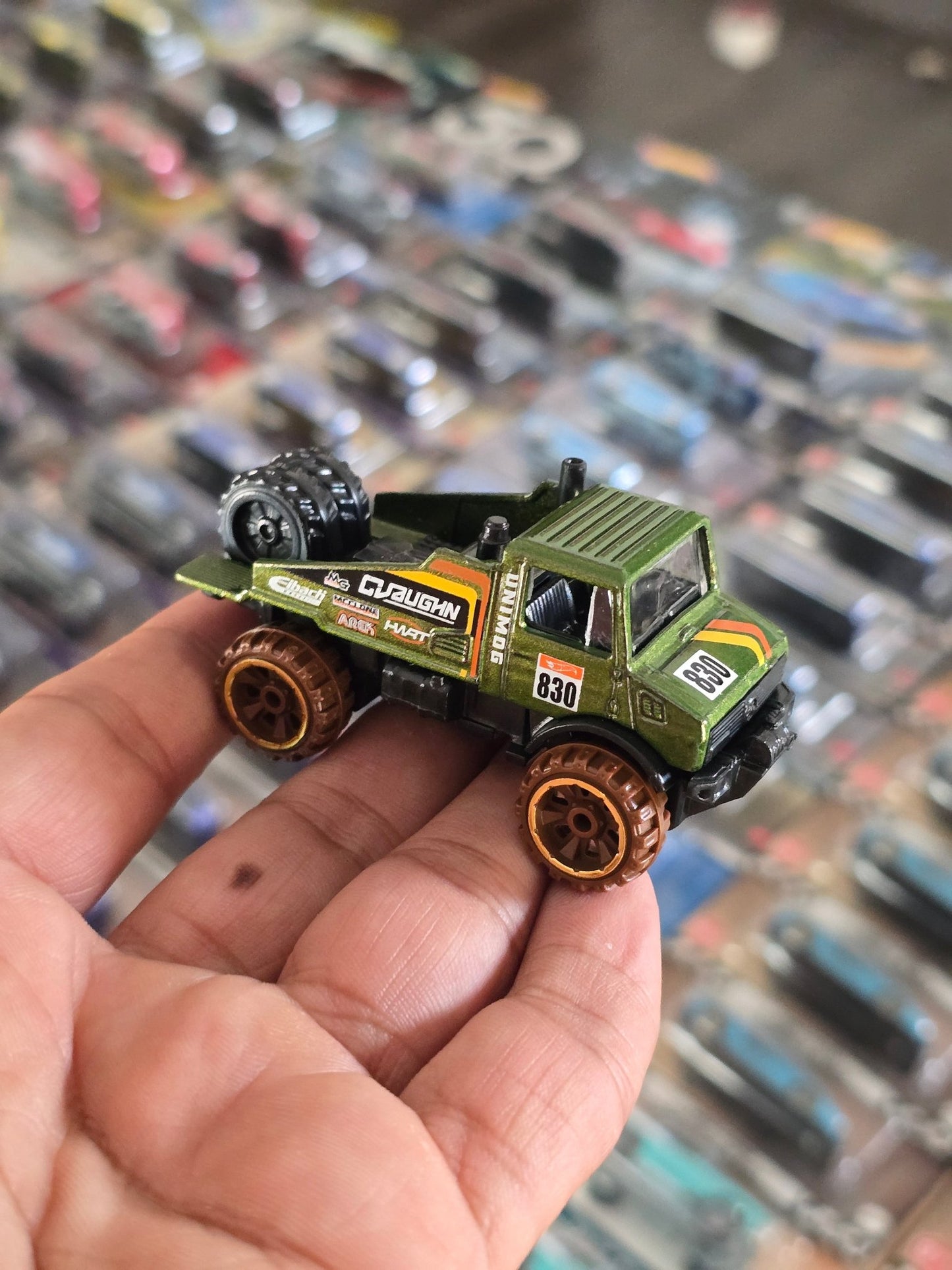 Hot Wheels Mercedes - Benz UNIMOG 1300L - Green (Uncarded) - Kinder Logs