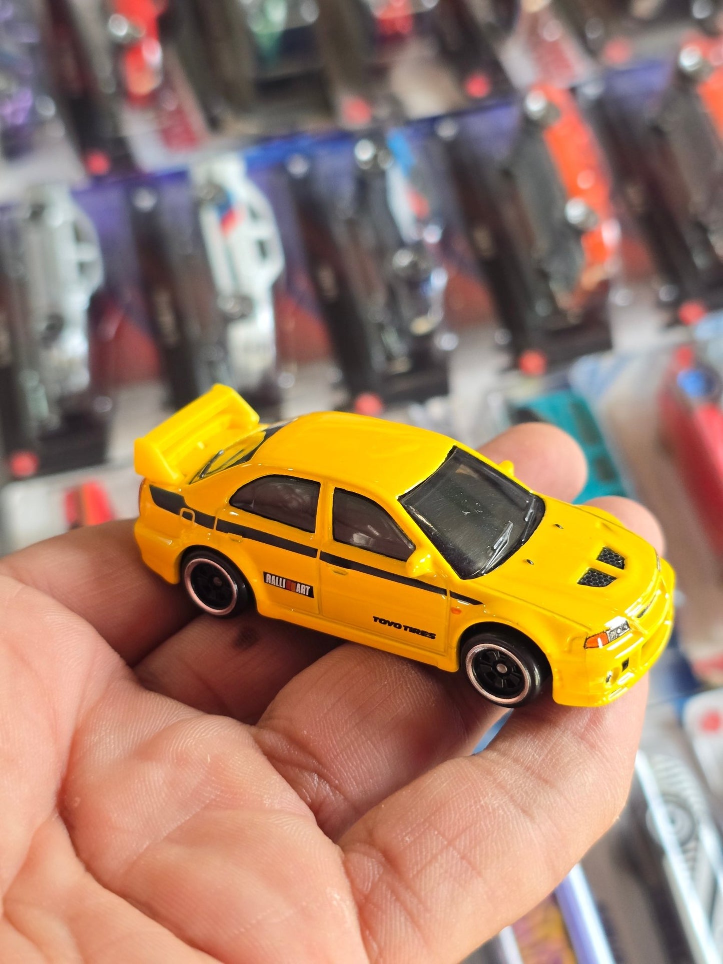 Hot Wheels Mitsubishi Lancer Evolution VI - Yellow (Uncarded) - Kinder Logs