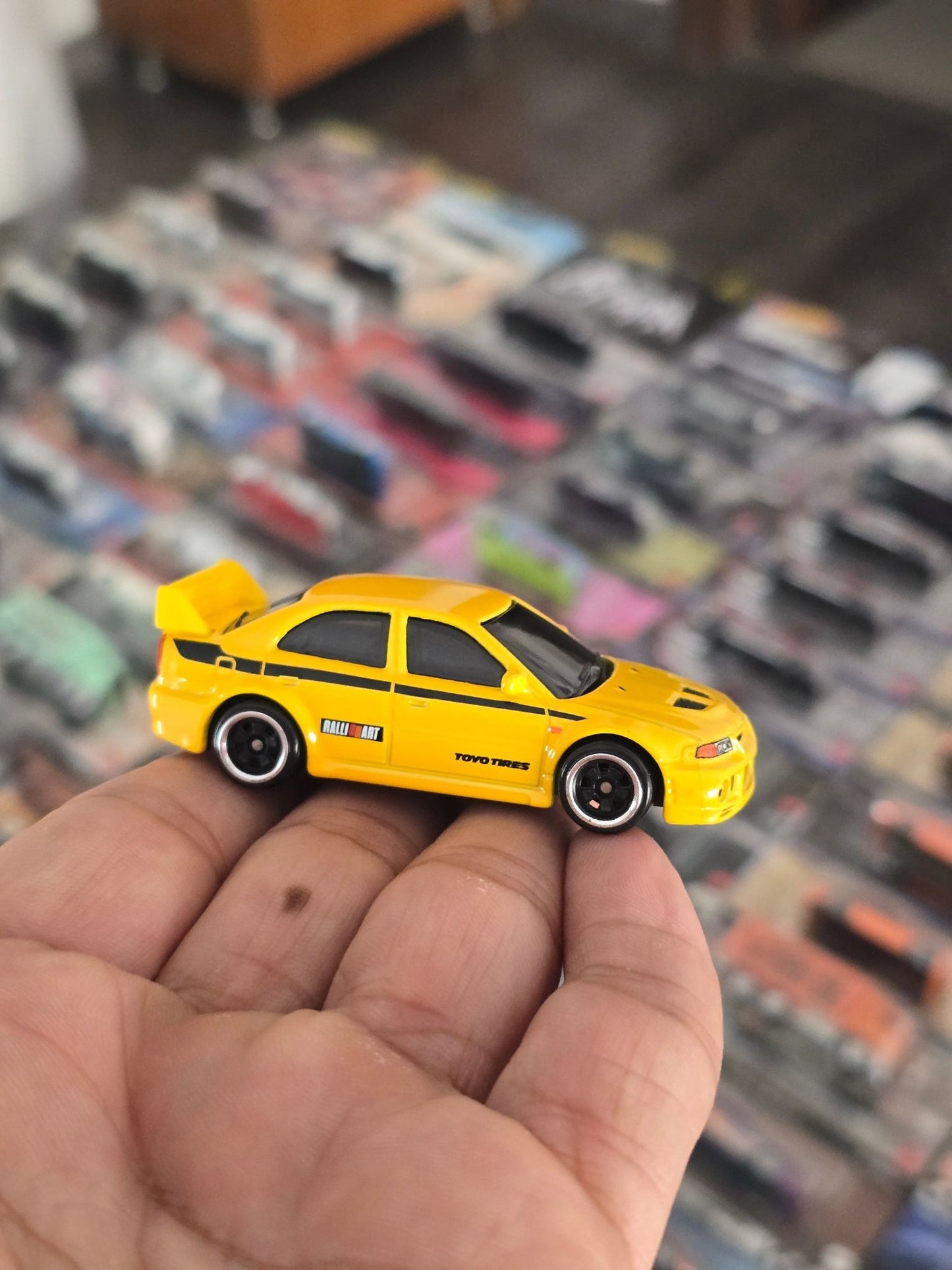 Hot Wheels Mitsubishi Lancer Evolution VI - Yellow (Uncarded) - Kinder Logs